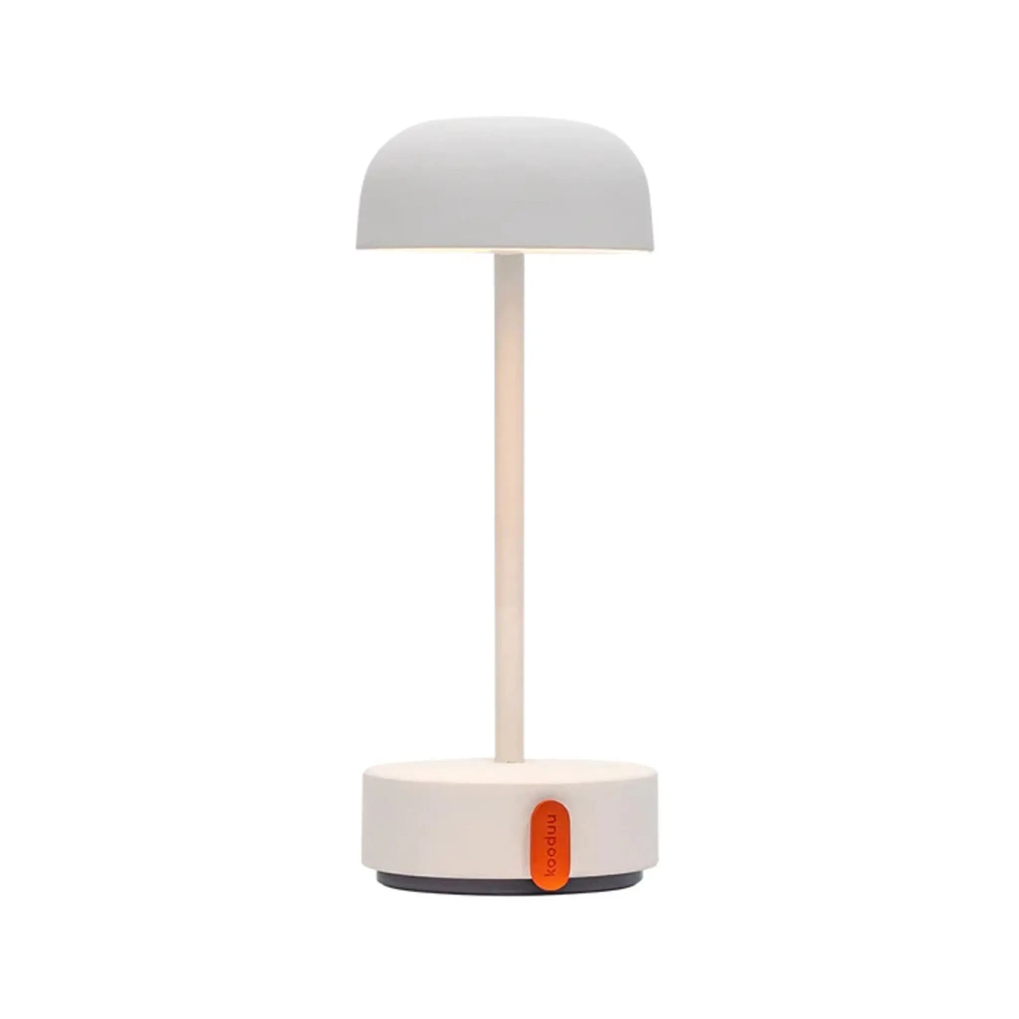Eine weiße Tischlampe mit abgerundeter Oberseite, auf rundem Sockel. Oranges Logo vorne.