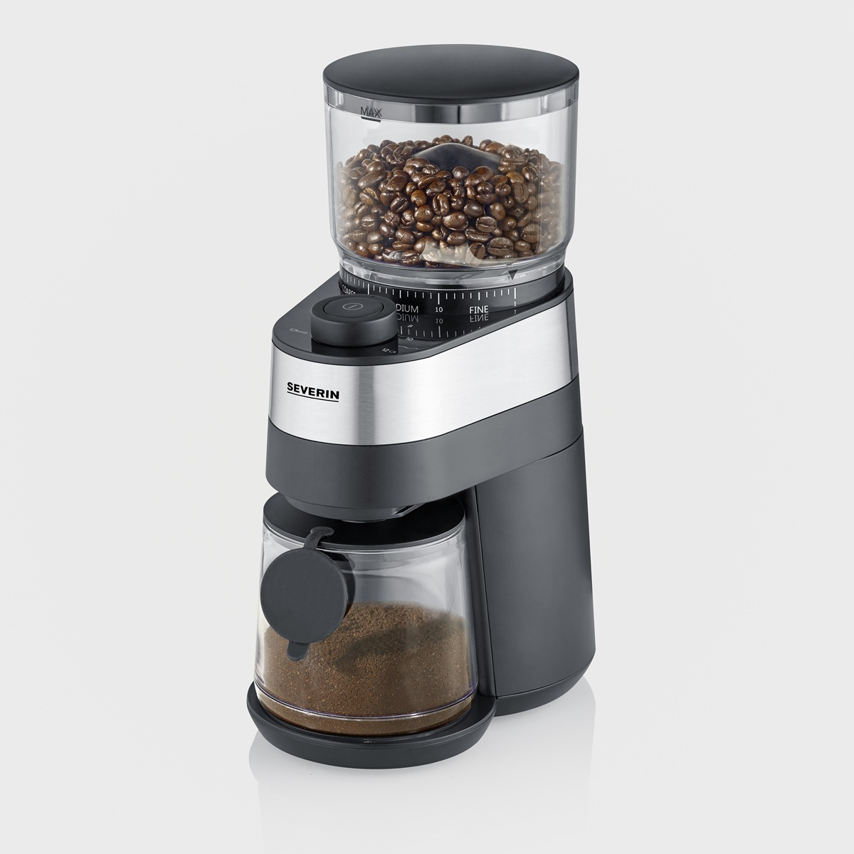 Eine schwarze und silberne Kaffeemühle mit Bohnen oben und Kaffeepulver unten.