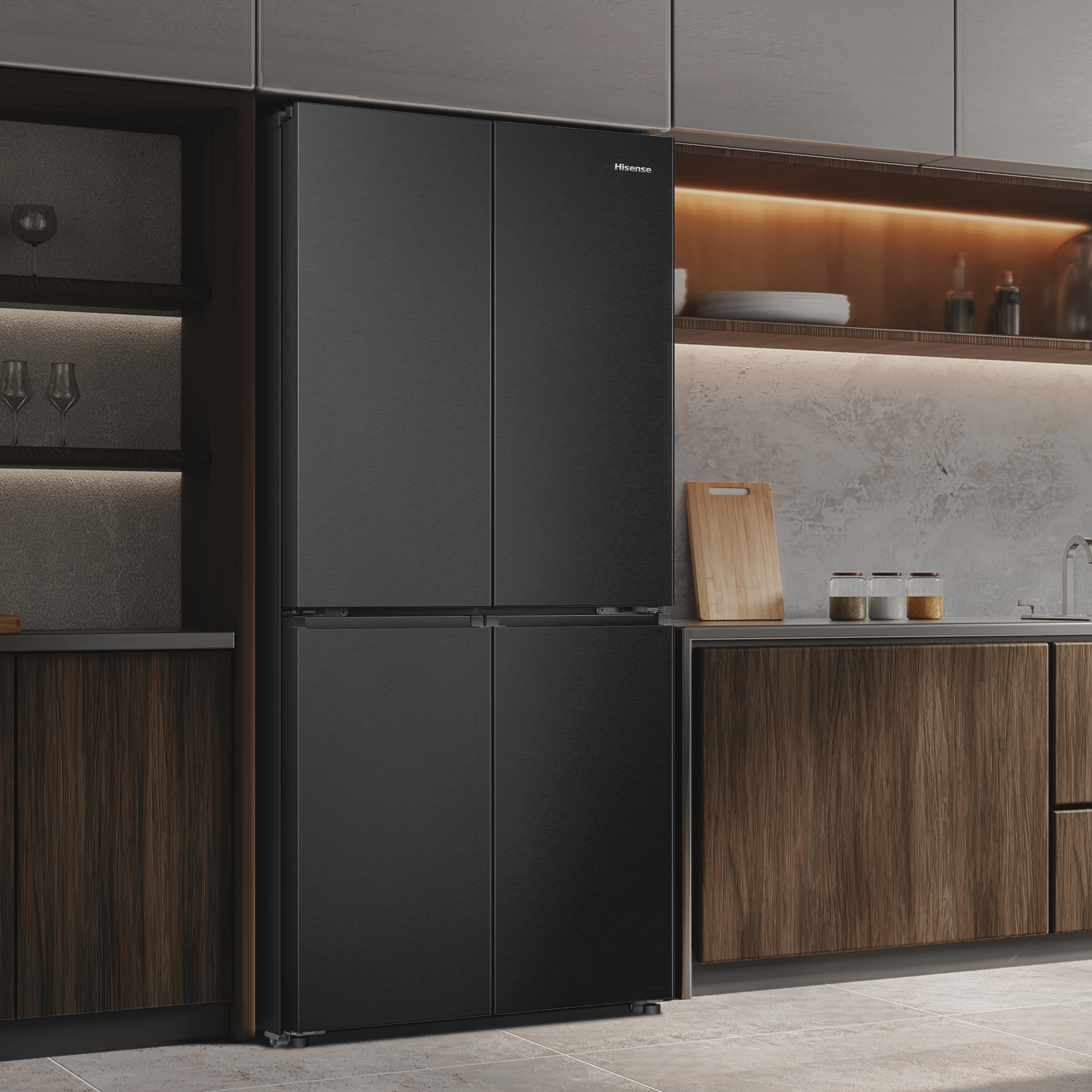 Una cucina moderna con un frigorifero Hisense nero. Mobili in legno e backsplash in marmo.