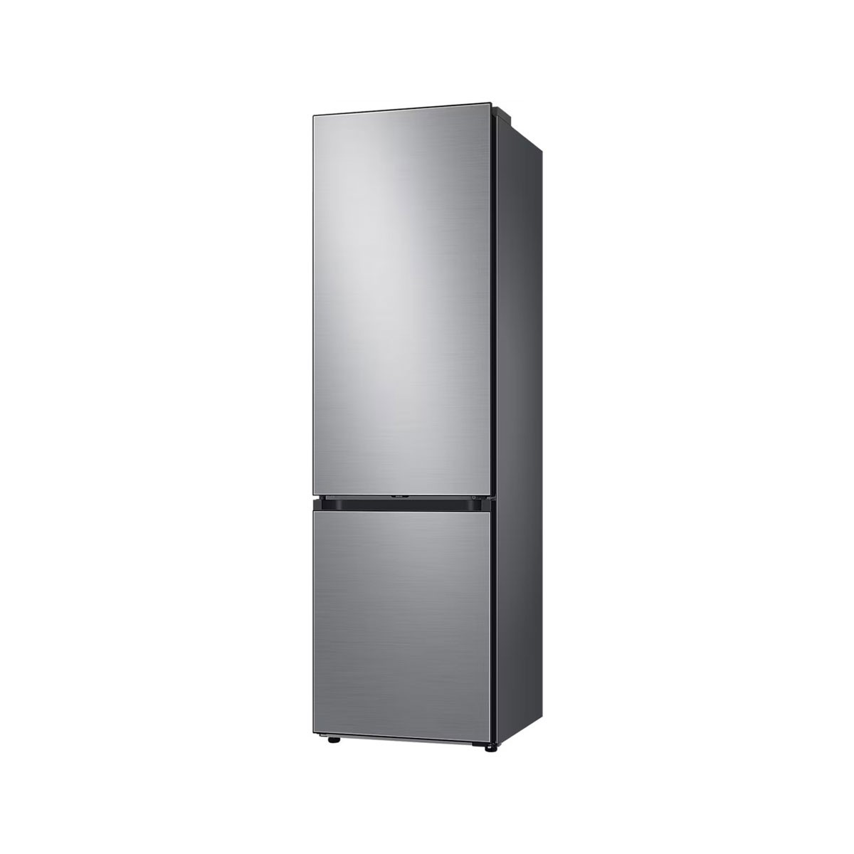 Un refrigerador de acero inoxidable de dos puertas. El congelador está abajo.