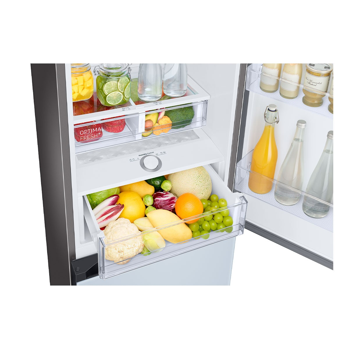 Interior de un frigorífico con frutas y verduras en cajones y frascos en el estante superior.