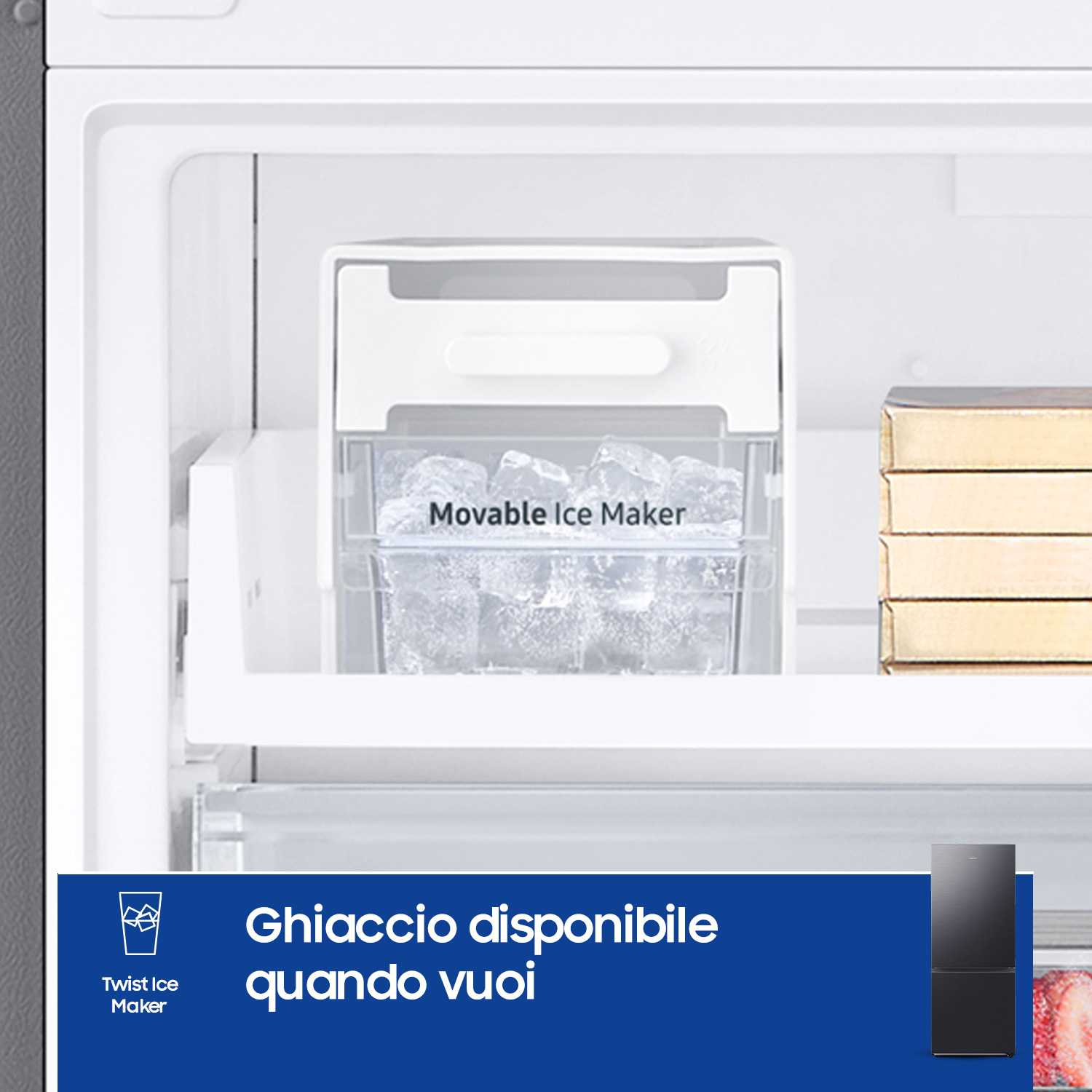 Primo piano di una macchina per il ghiaccio del frigorifero, che mostra cubetti di ghiaccio e un'etichetta.