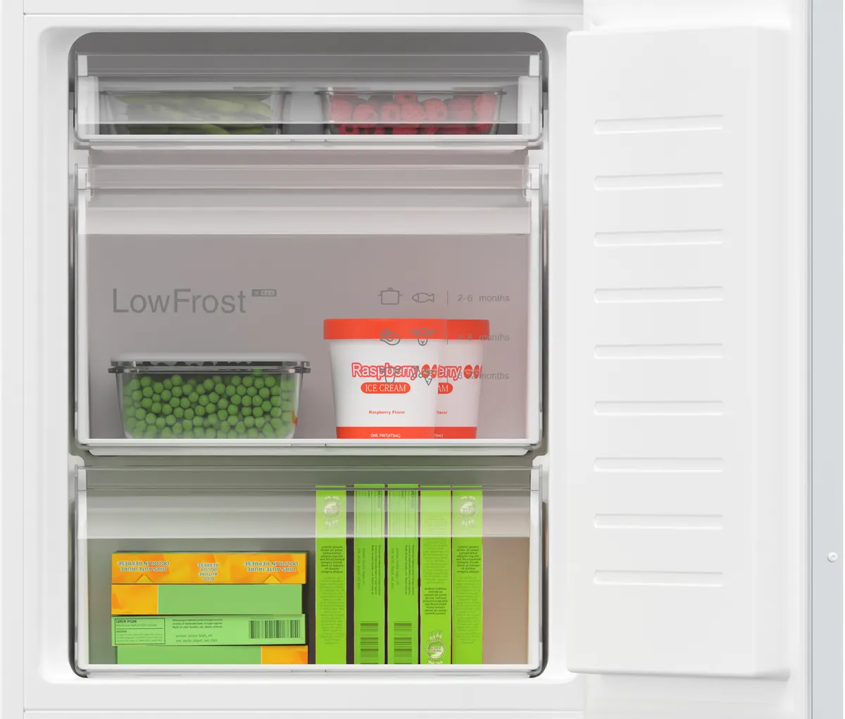 Otwarta lodówka z półkami zawierającymi produkty spożywcze; groszek, lody malinowe i opakowania mrożonej żywności.