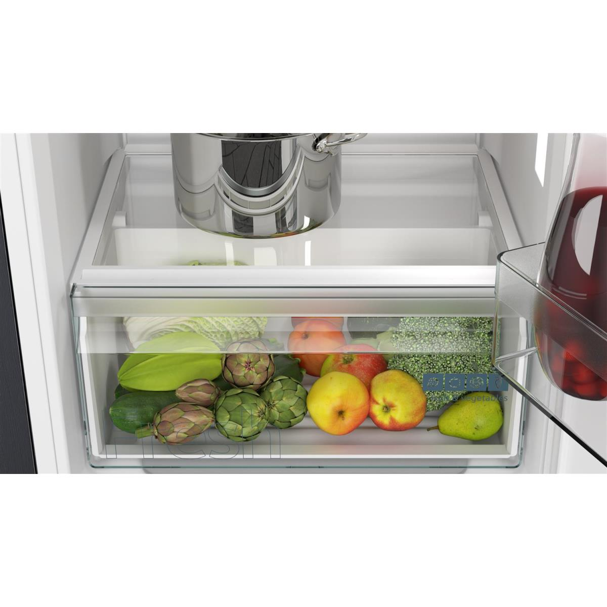 Innenraum eines Kühlschranks mit Obst, Gemüse und Topf.