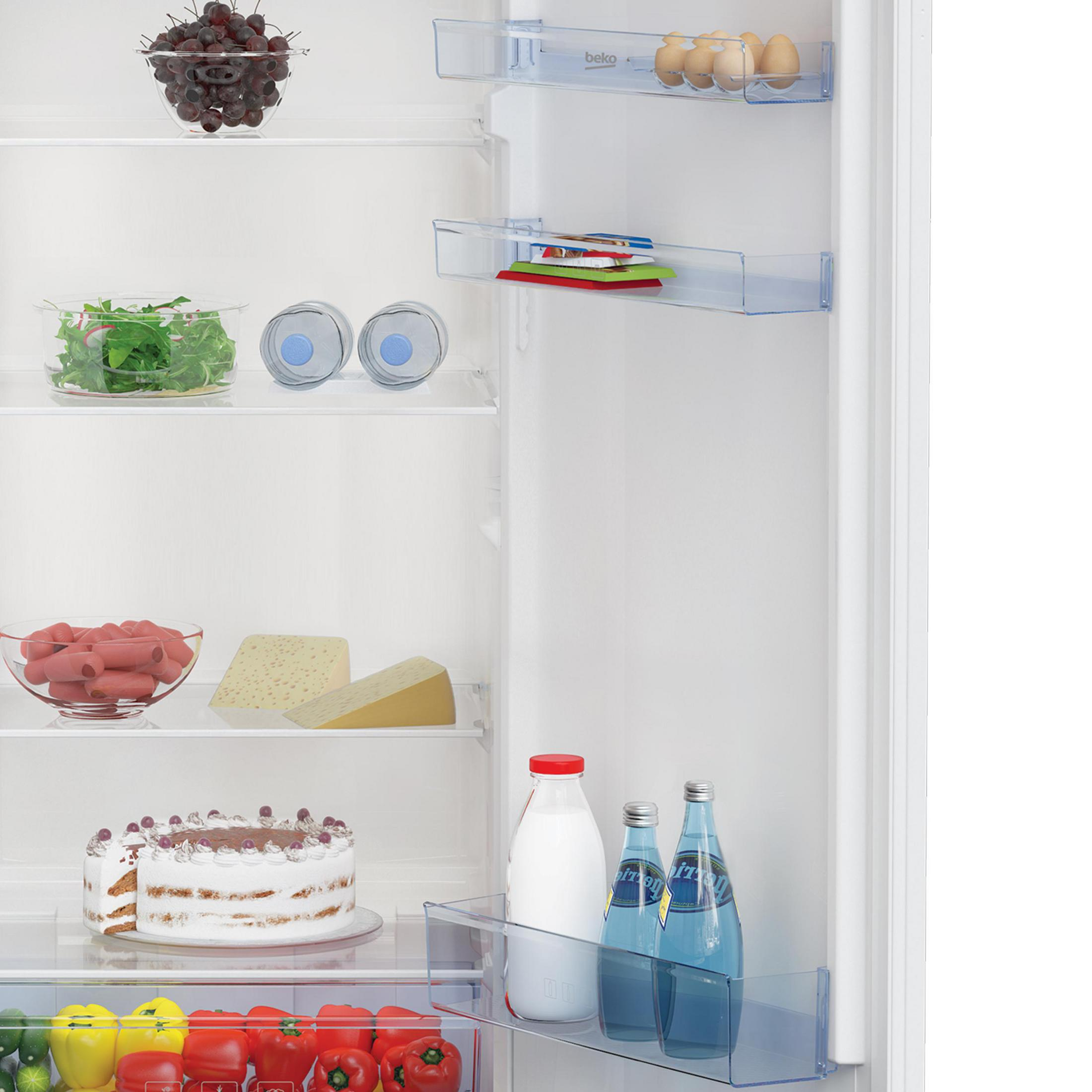 Interno di un frigorifero con generi alimentari.
