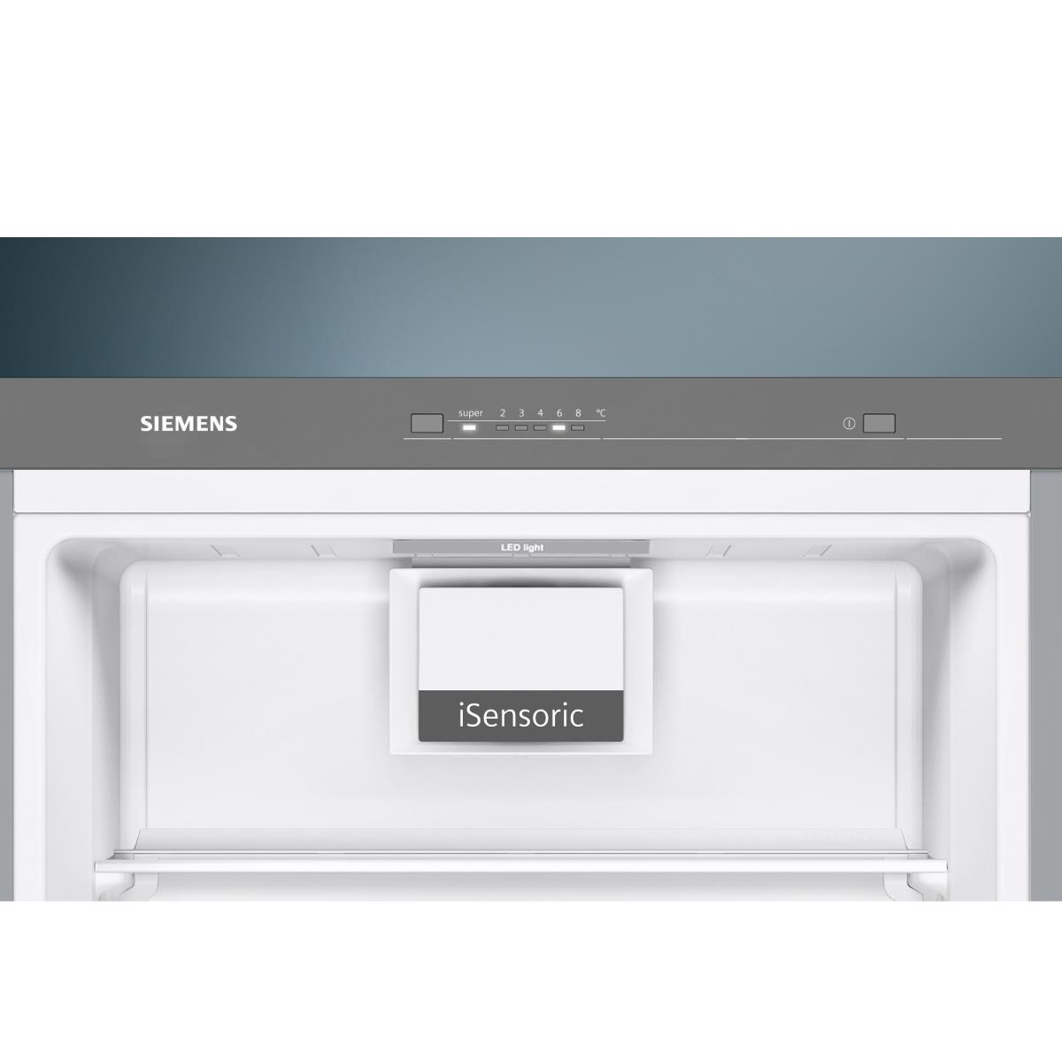 Subwoofer nero vicino all'armadio. Logo Bass MX e visuali delle onde sonore sono visibili.