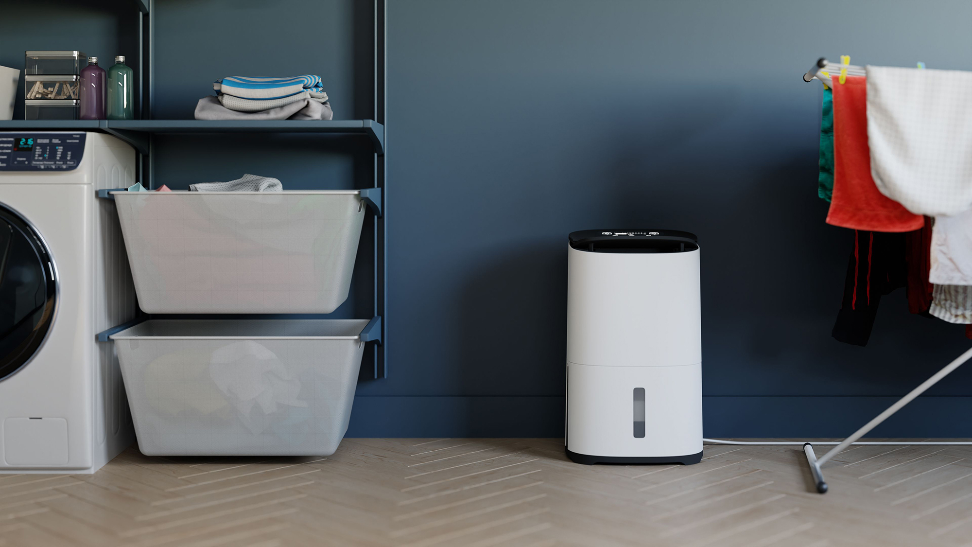 Scena w pralni: pralka, półki z przedmiotami, dwa kosze i biały osuszacz powietrza.