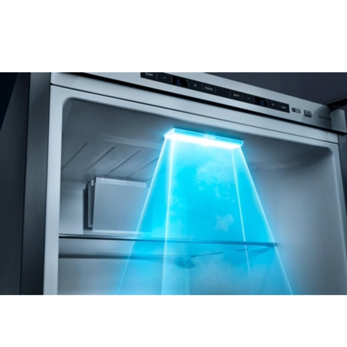 Frigorifero aperto con luce blu. All'interno, c'è un ripiano e un contenitore. La porta è leggermente aperta, mostrando il pannello.