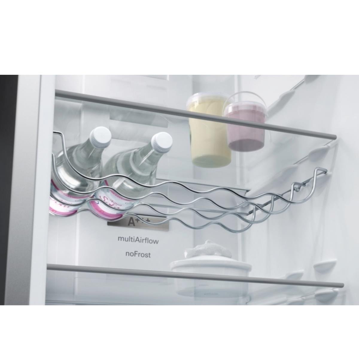 All'interno di un frigorifero: bottiglie d'acqua, contenitori e un portabottiglie. Il frigo ha multiAirflow e noFrost.