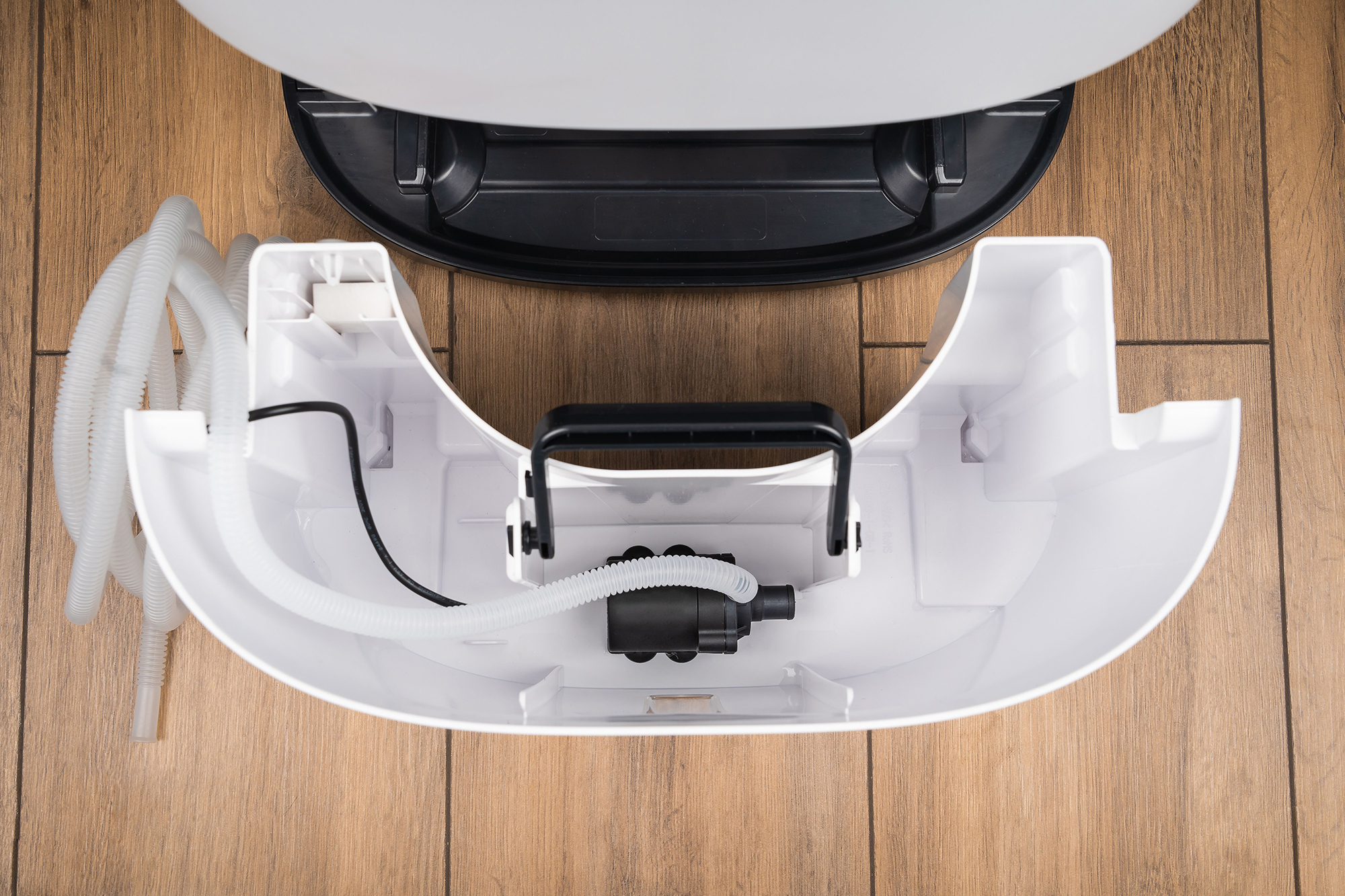 L'interno di un umidificatore bianco con le sue parti visibili.