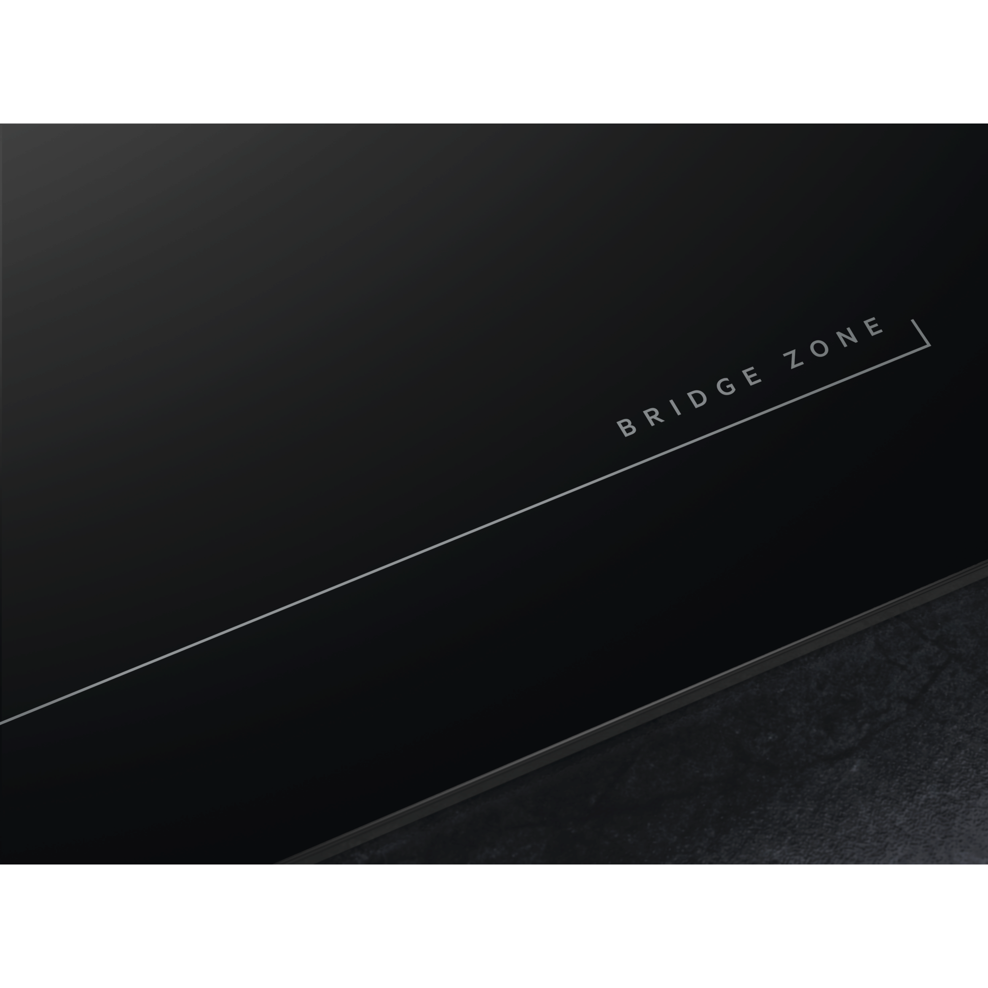 Piano cottura nero con testo 'BRIDGE ZONE' e linea bianca diagonale.