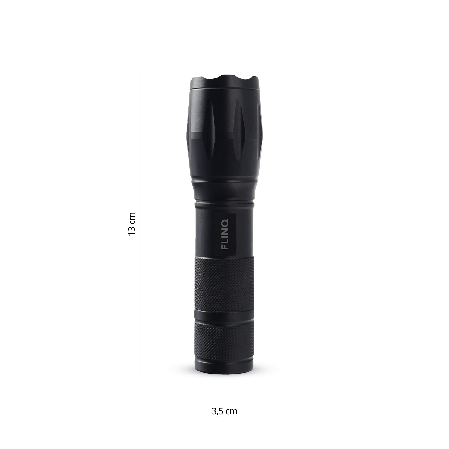 Zwarte zaklamp. Hij is 13 cm hoog en 3,5 cm breed.