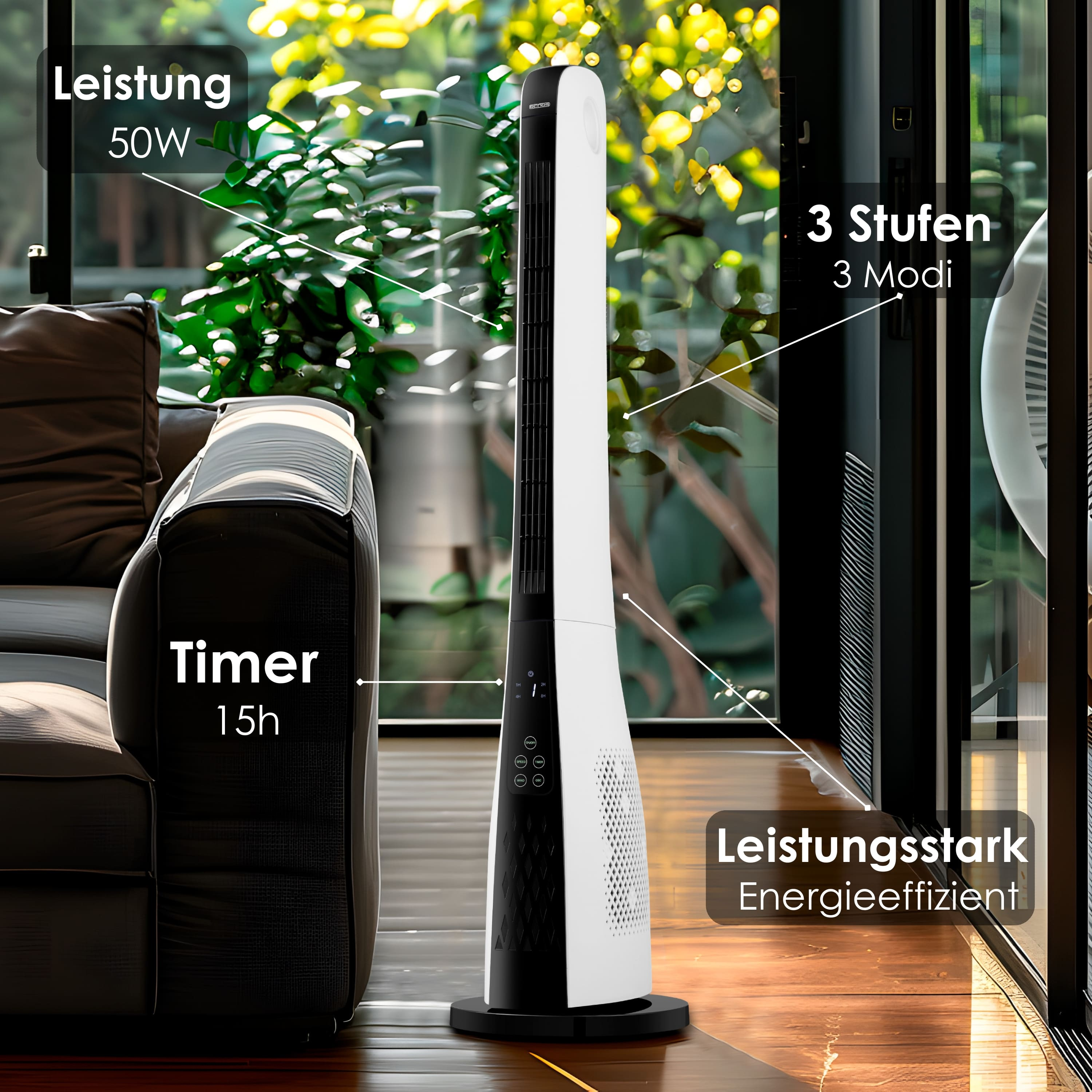 Ein hoher weißer und schwarzer Turmventilator mit Etiketten und einem Sofa im Hintergrund. Der Ventilator steht auf einem Holzboden.