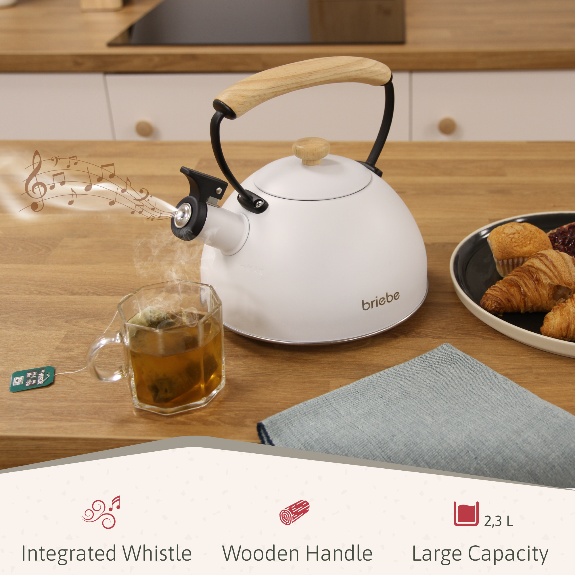 Ein weißer Wasserkocher mit Holzgriff, Noten und Essen, mit Produktmerkmalen.