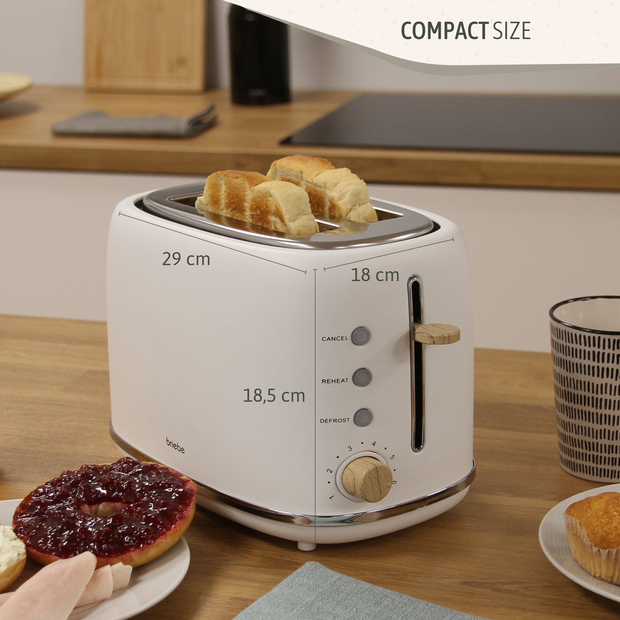 Weißer Toaster mit Maßen. Zwei Toastscheiben. Frühstück auf Holztisch.