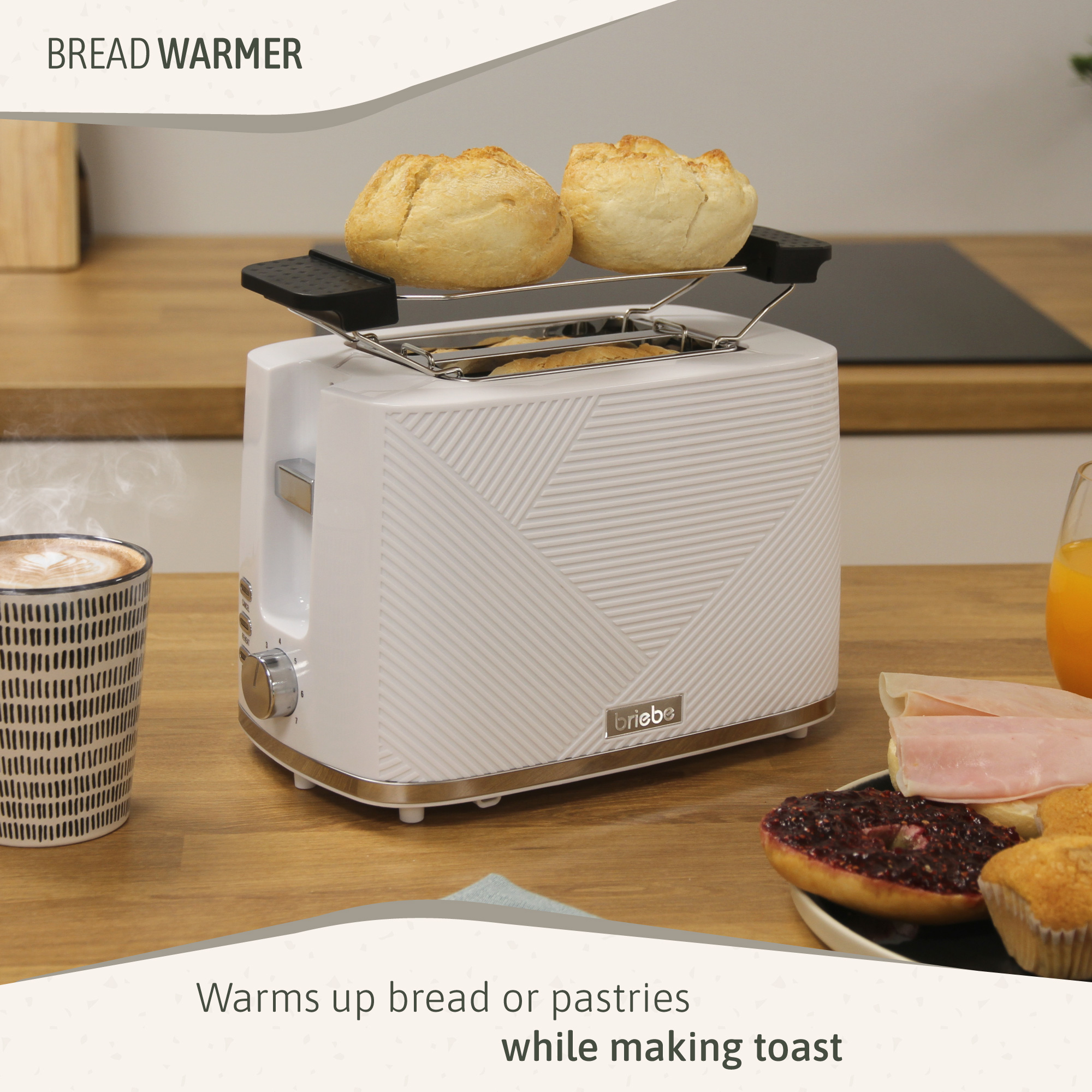 Weißer Toaster mit Brot. Gebäck und Saft auf dem Tisch.