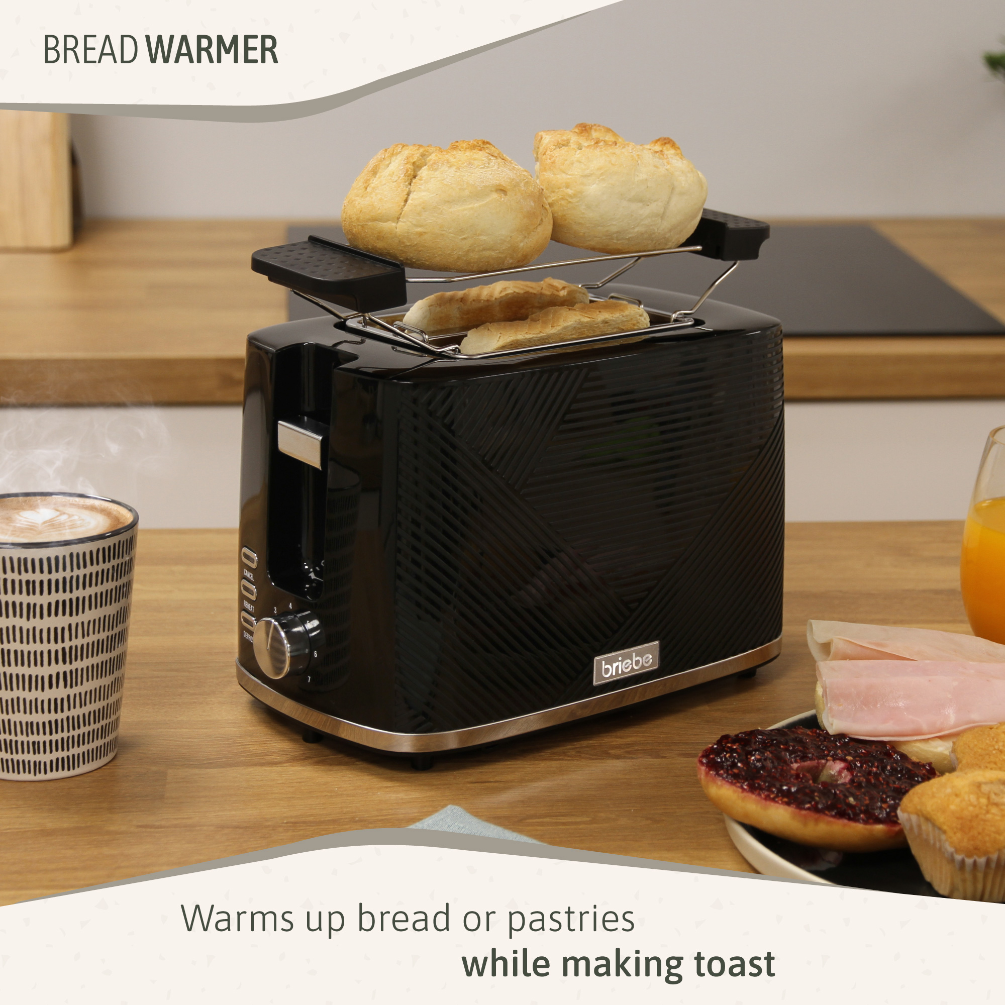 Schwarzer Toaster mit Brot-Wärmer, Toast, Kaffee und Saft daneben.