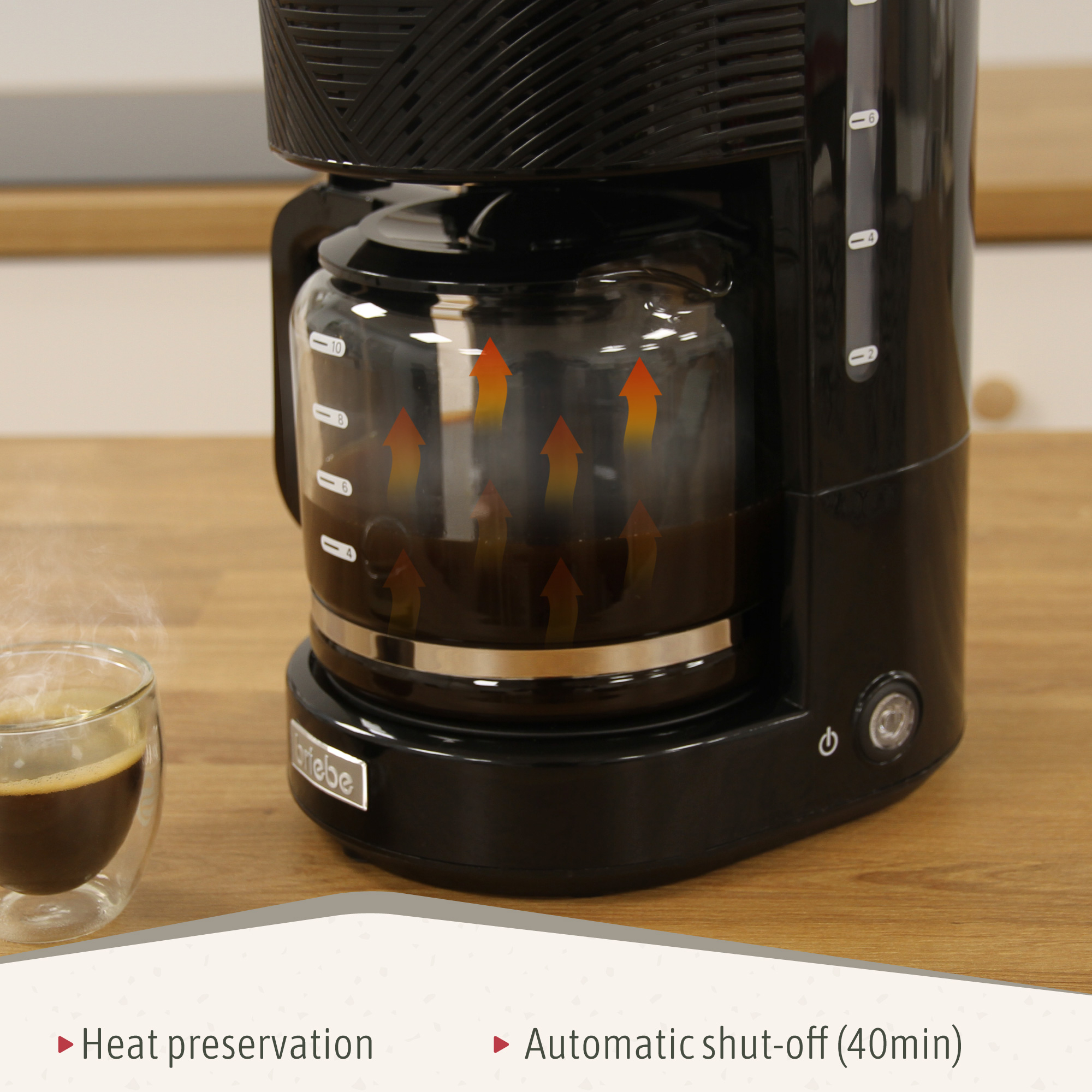 Eine schwarze Kaffeemaschine, die Kaffee brüht, mit Text darunter.