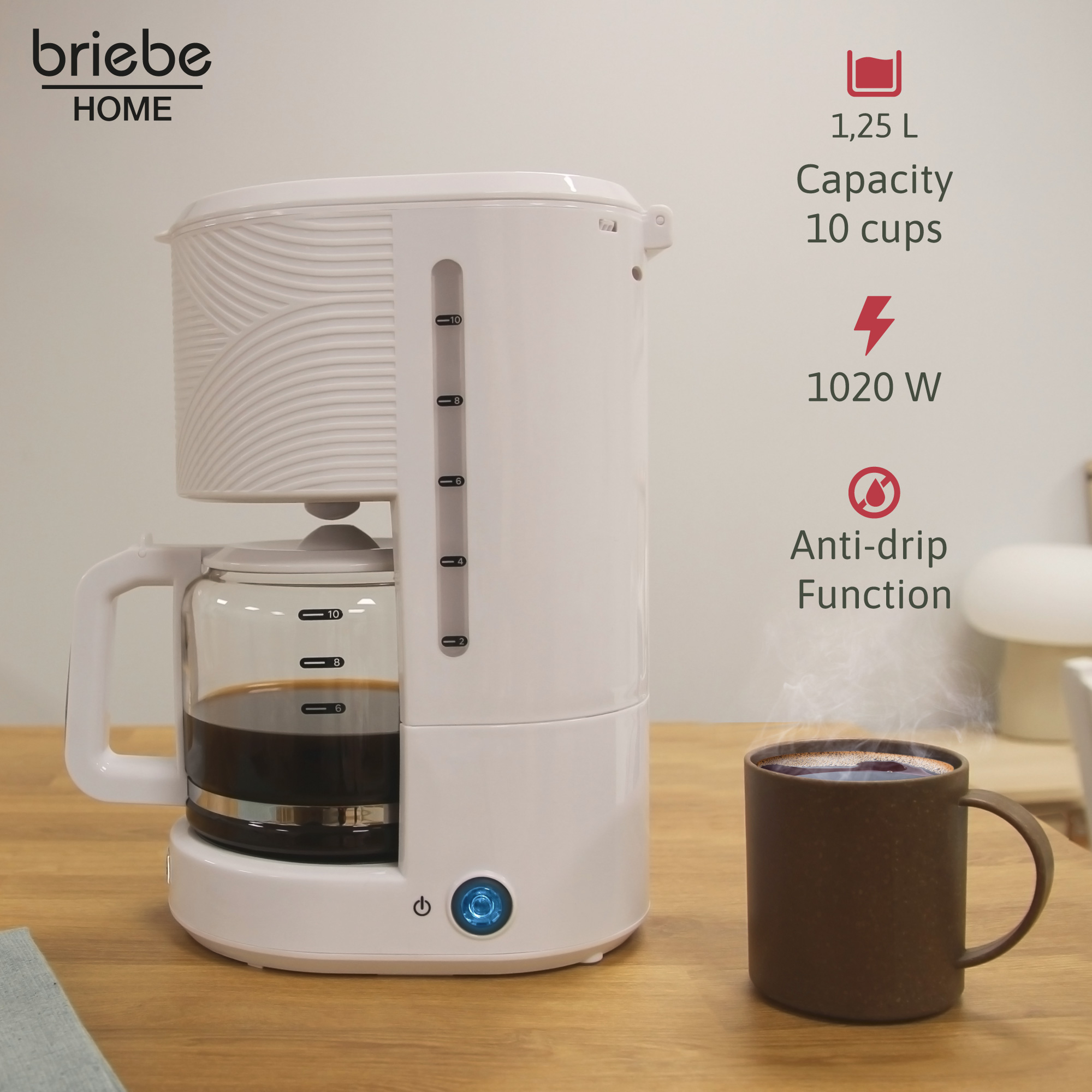 Weiße Kaffeemaschine mit Kaffeetasse. Merkmale: Kapazität, Leistung und Anti-Tropf.