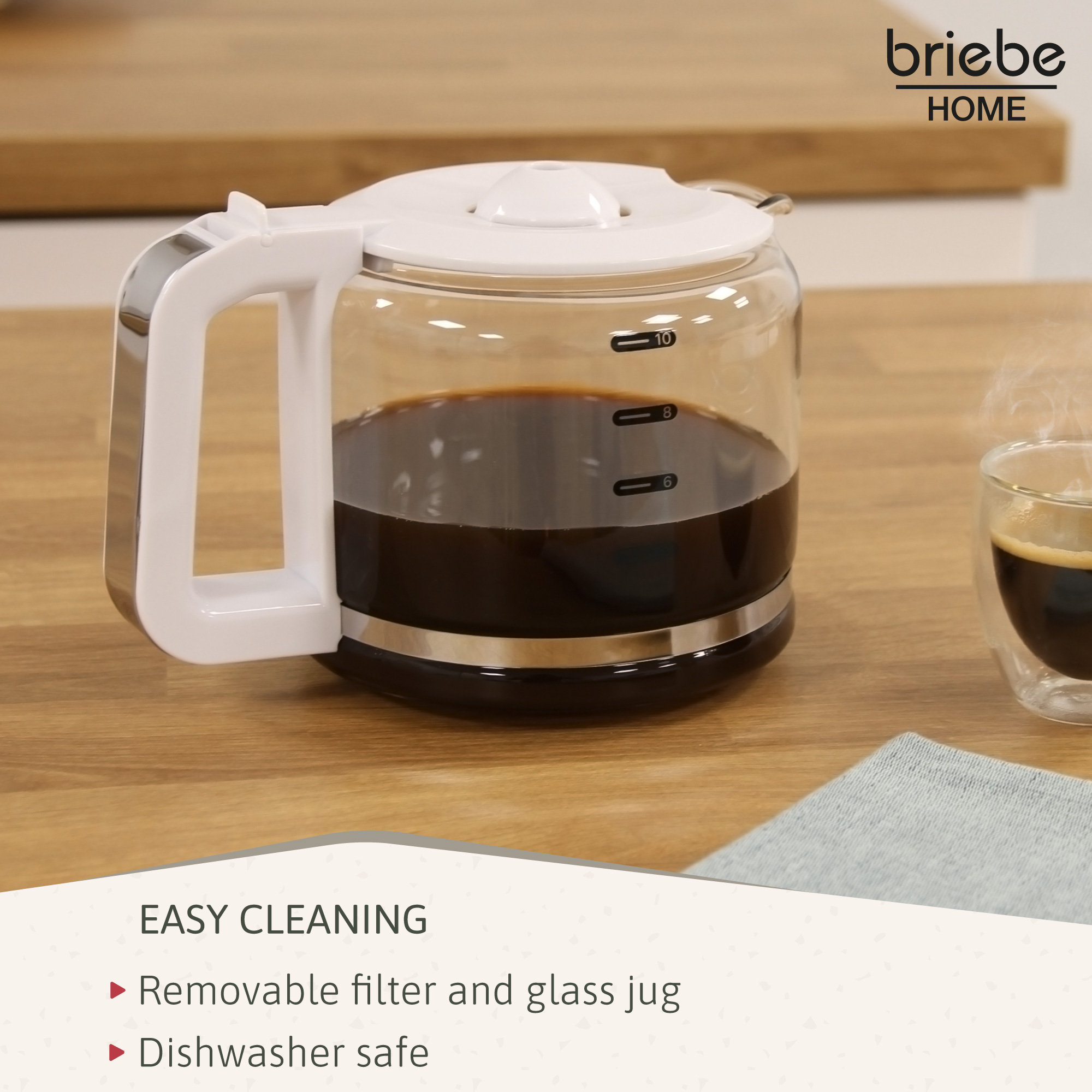 Cafetera con café, jarra de vidrio y texto.