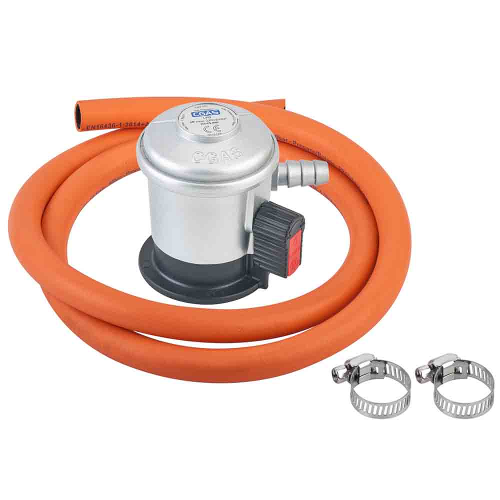 Un regulador de gas con manguera naranja y dos abrazaderas. El regulador es plateado con base negra y botón rojo.