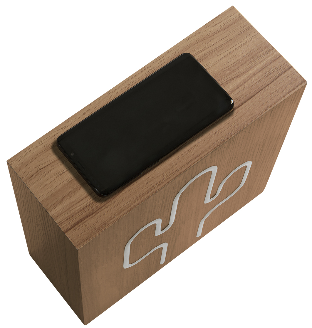 Support en bois avec un téléphone dessus et logo blanc.