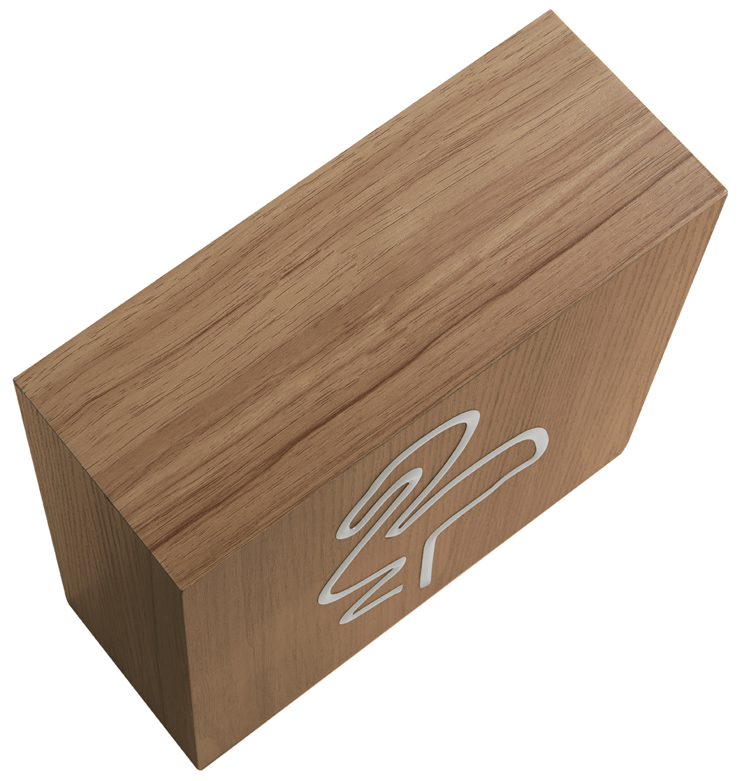 Un bloc de bois rectangulaire et massif avec un logo blanc sur le dessus. Le logo est une forme stylisée.