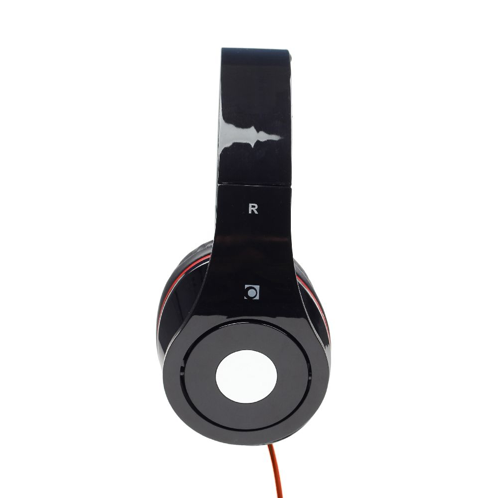 Auriculares negros con cable rojo y fondo blanco, con la letra 'R' en la orejera.