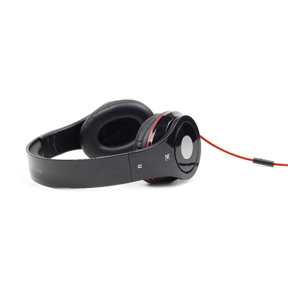 Auriculares negros con detalles rojos y un cable rojo.
