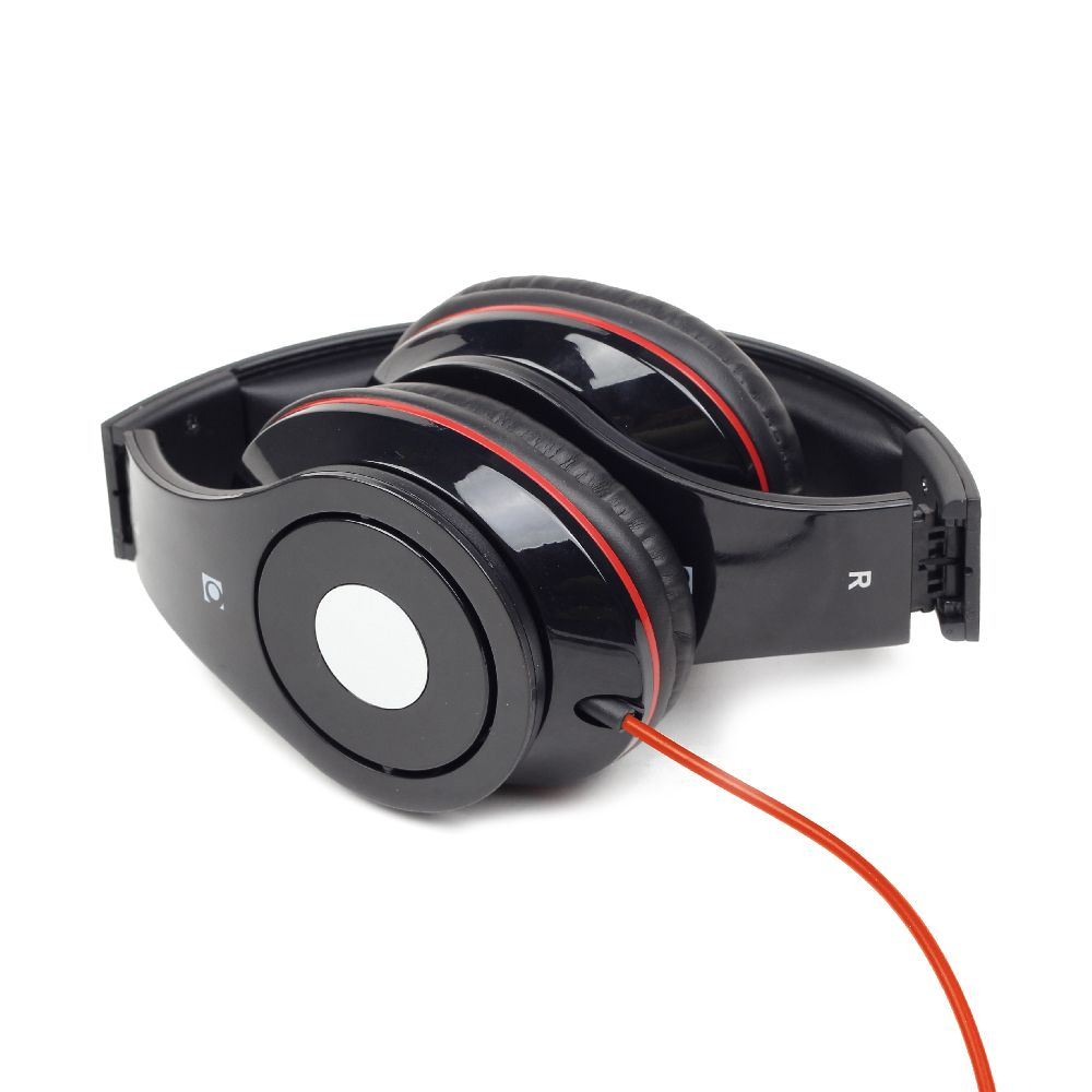 Auriculares negros plegados. Detalles rojos en las almohadillas y la diadema. Fondo blanco.