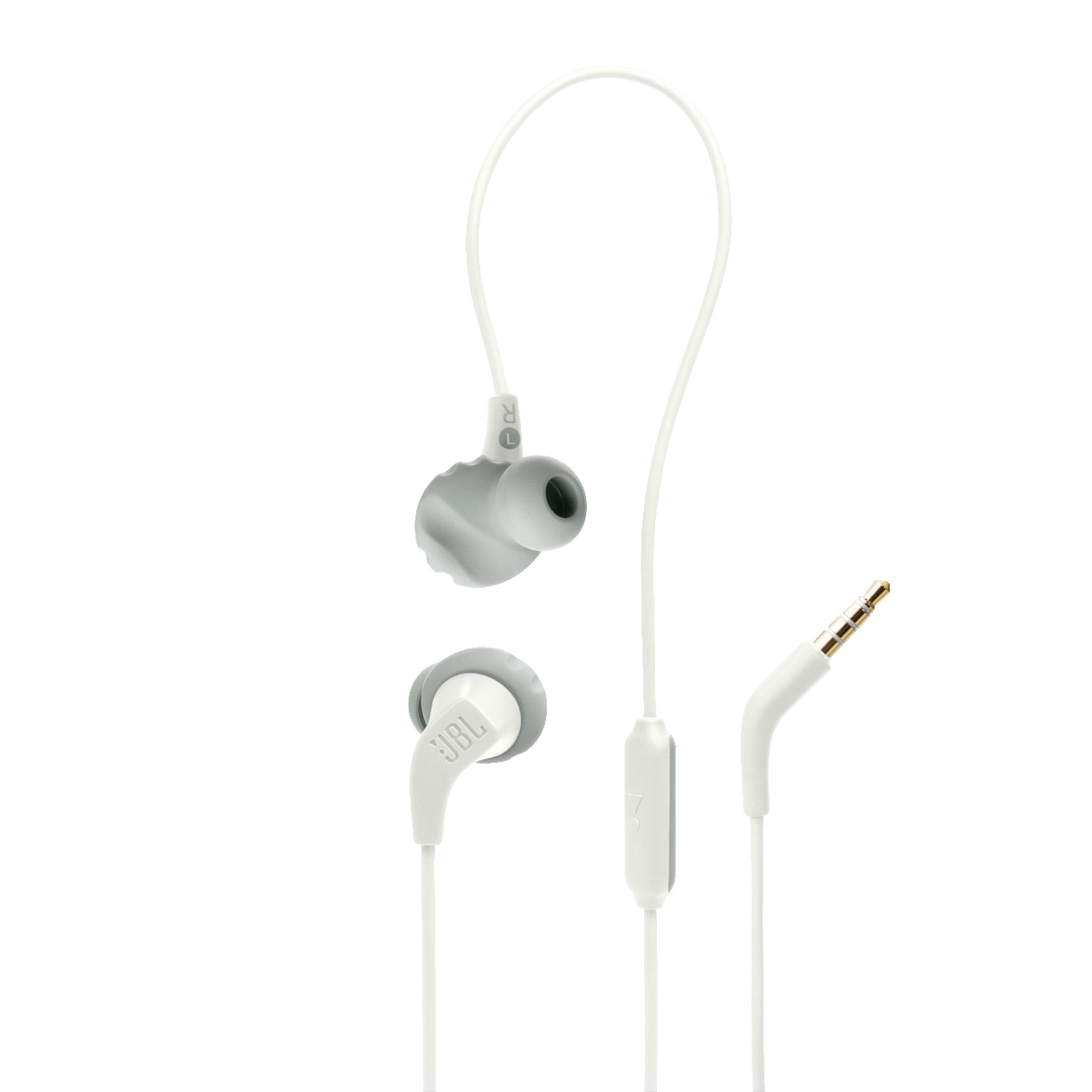 Un paio di cuffie in-ear JBL bianche con auricolari grigi e un jack audio con punta dorata, isolato su uno sfondo bianco.