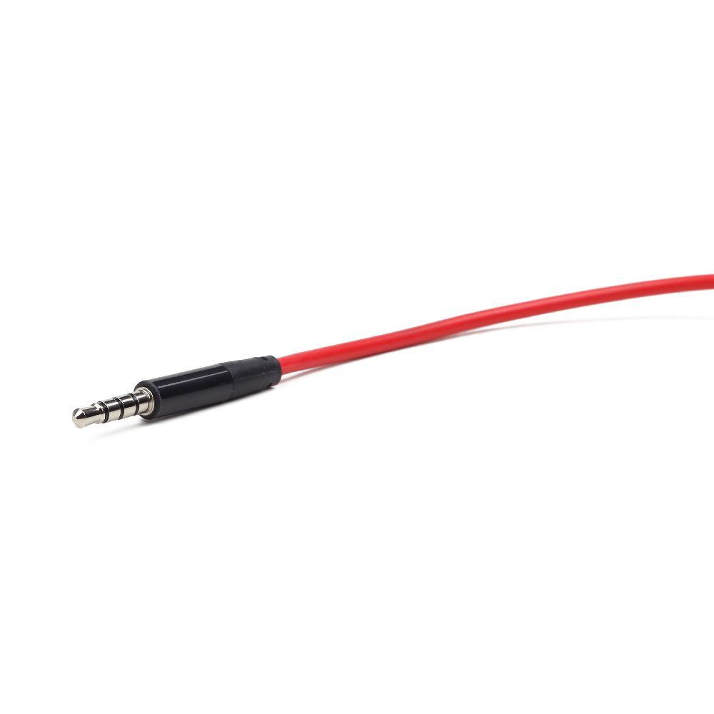 Primer plano de un cable de audio rojo con un conector negro, sobre un fondo blanco.