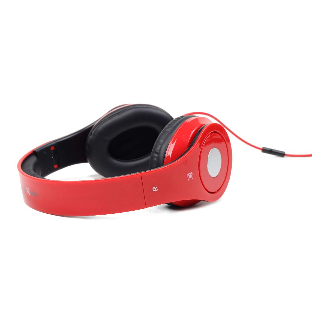 Auriculares rojos con orejeras negras y diadema roja, aislados sobre blanco.