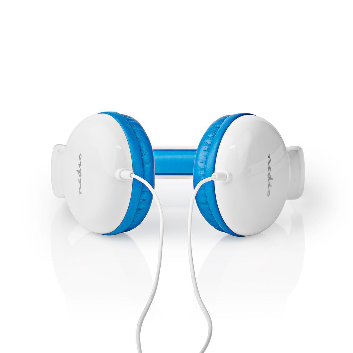 Weiße und blaue Kopfhörer mit weißem Kabel auf weißer Oberfläche.