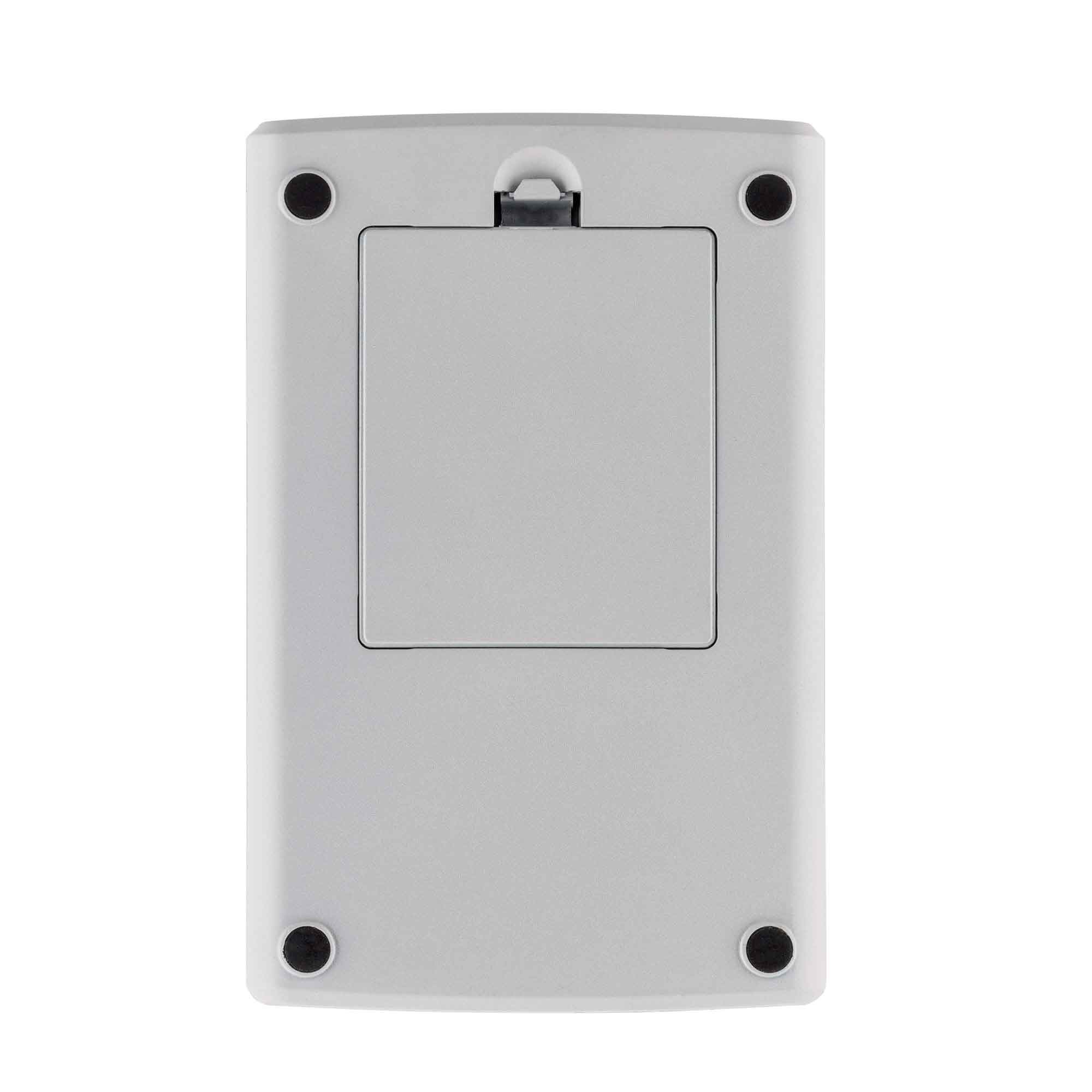 Il retro di un piccolo dispositivo grigio con quattro piedini in gomma nera e un vano batteria.