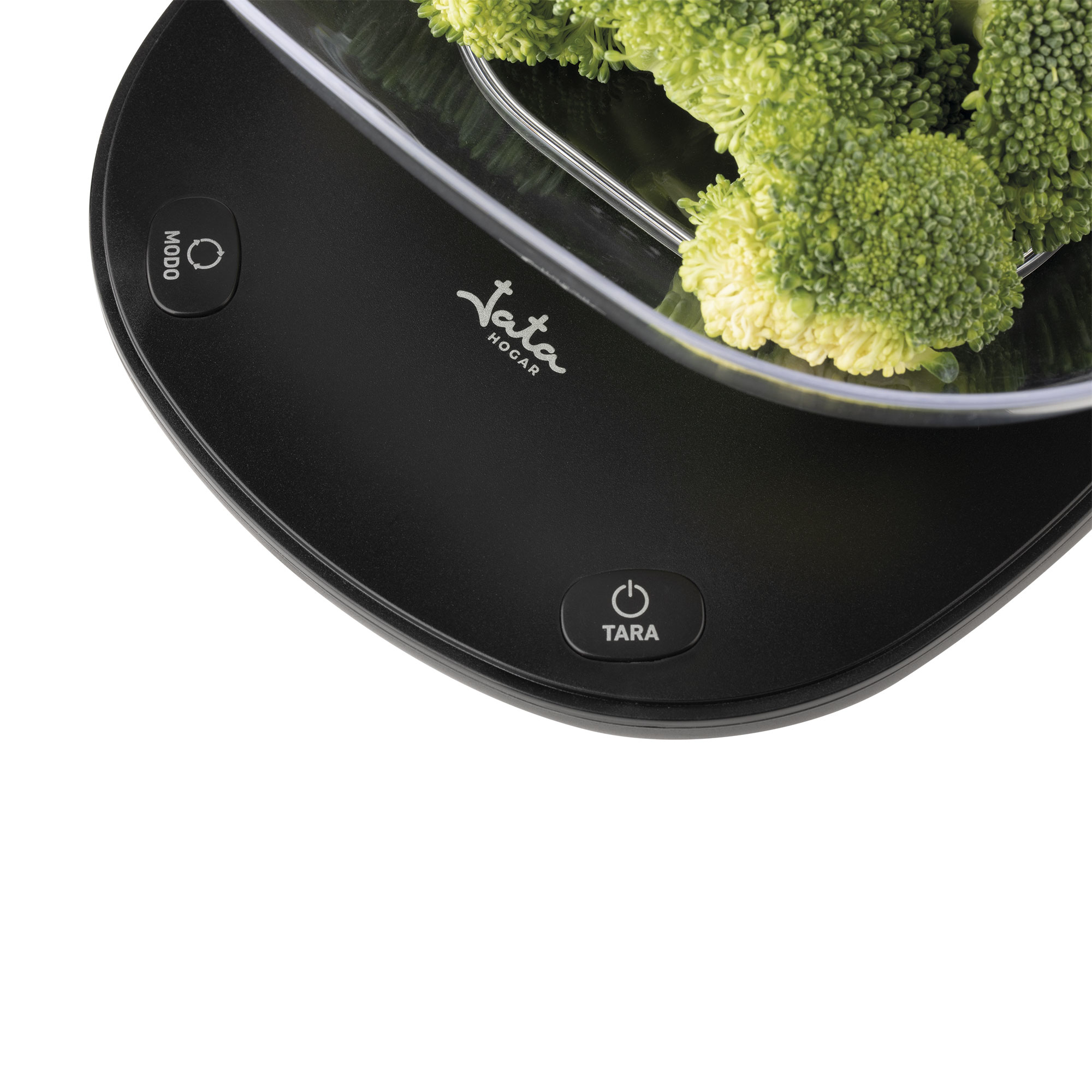 Czarna cyfrowa waga kuchenna z brokułami w przezroczystej misce. Ma przyciski.