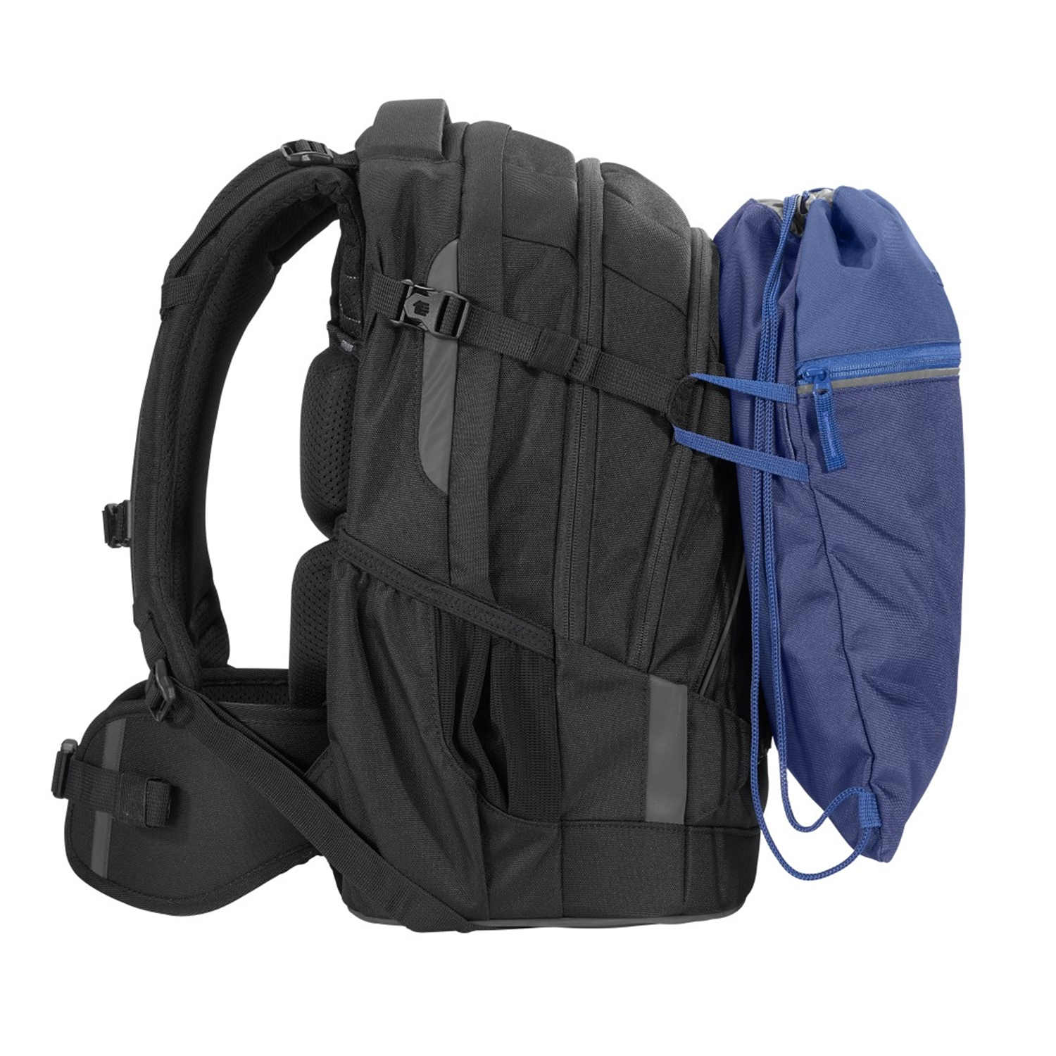 Schwarzer Rucksack mit einer blauen Tasche daran, auf weißem Hintergrund. Seitenansicht.