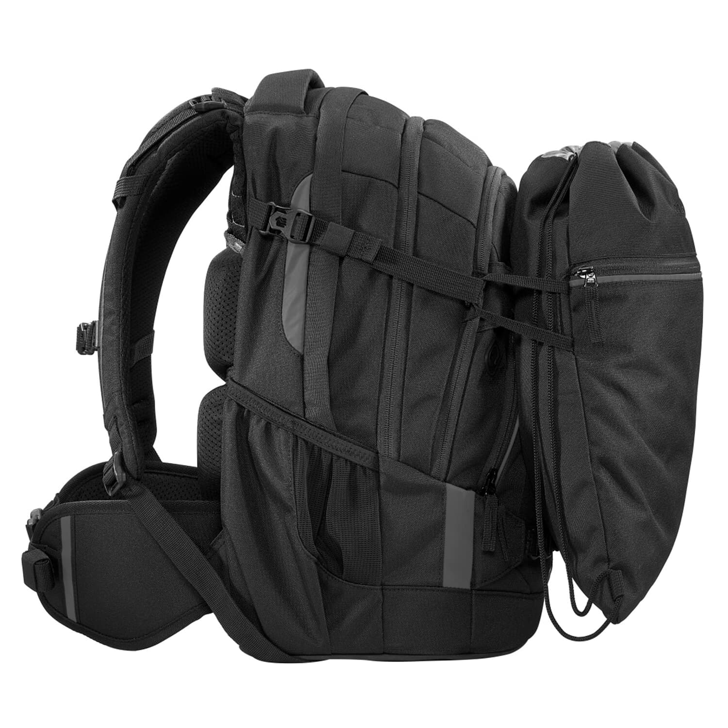 Schwarzer Rucksack mit seitlicher Tasche, Seitenansicht. Gurte und Details sind sichtbar.