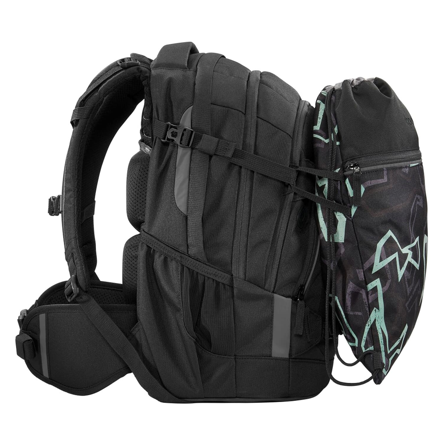 Ein schwarzer Rucksack mit Seitentasche. Schwarzer Stoff mit grauen Akzenten. Seitentasche hat Design.