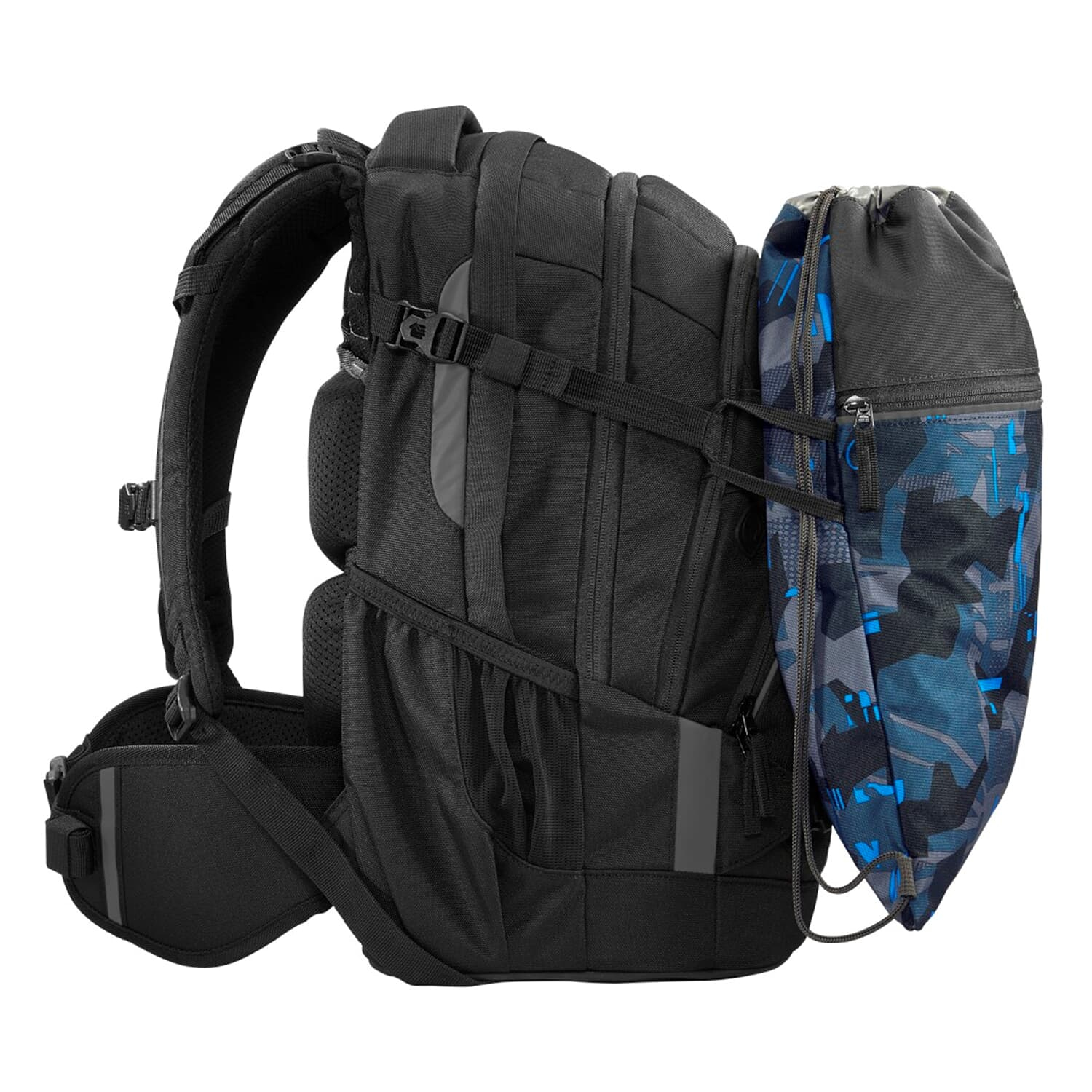 Schwarzer Rucksack mit einer blau-grau gemusterten Kordelzugtasche an der Seite befestigt.