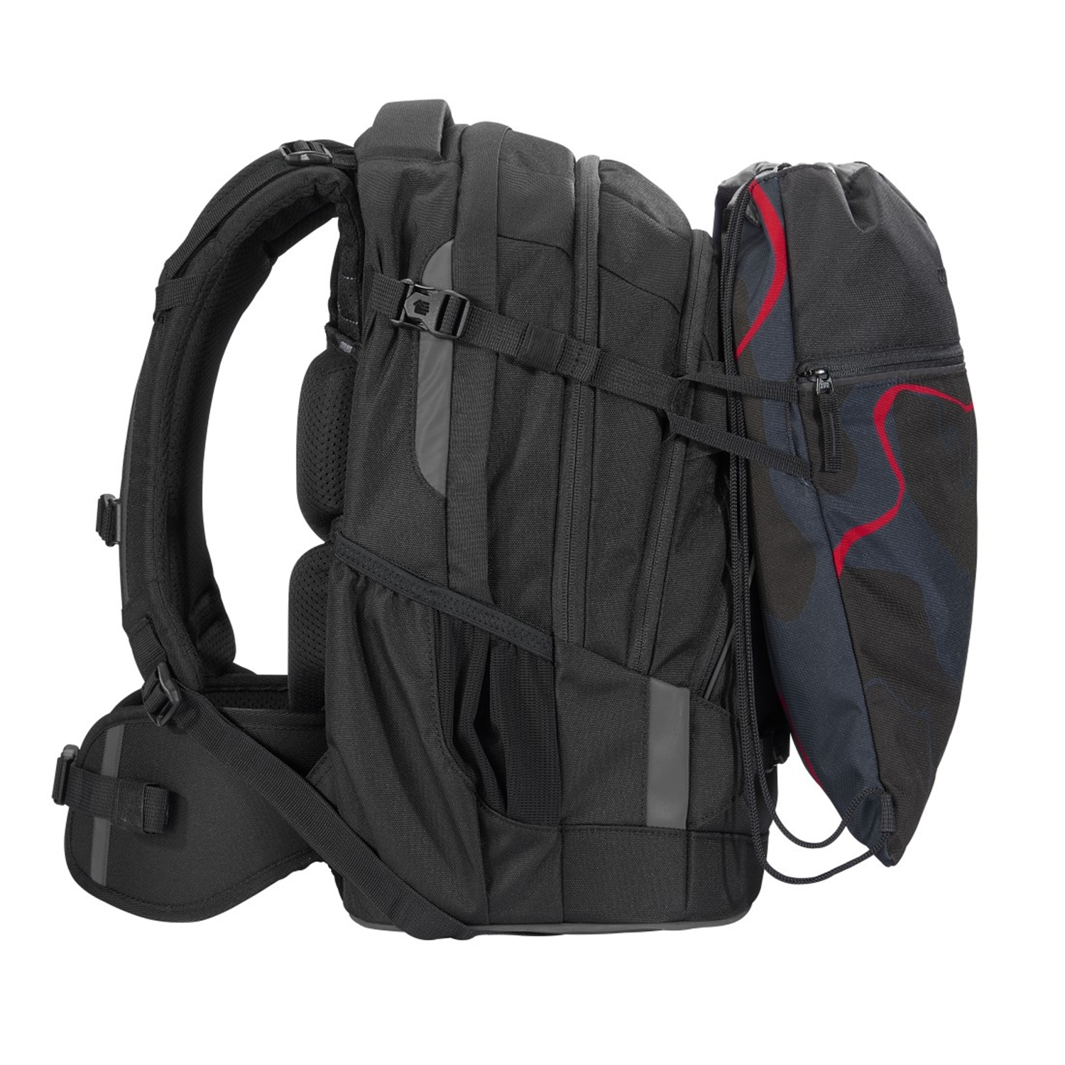 Schwarzer Rucksack mit angebauter Seitentasche. Schwarze und rote Akzente. Weißer Hintergrund.