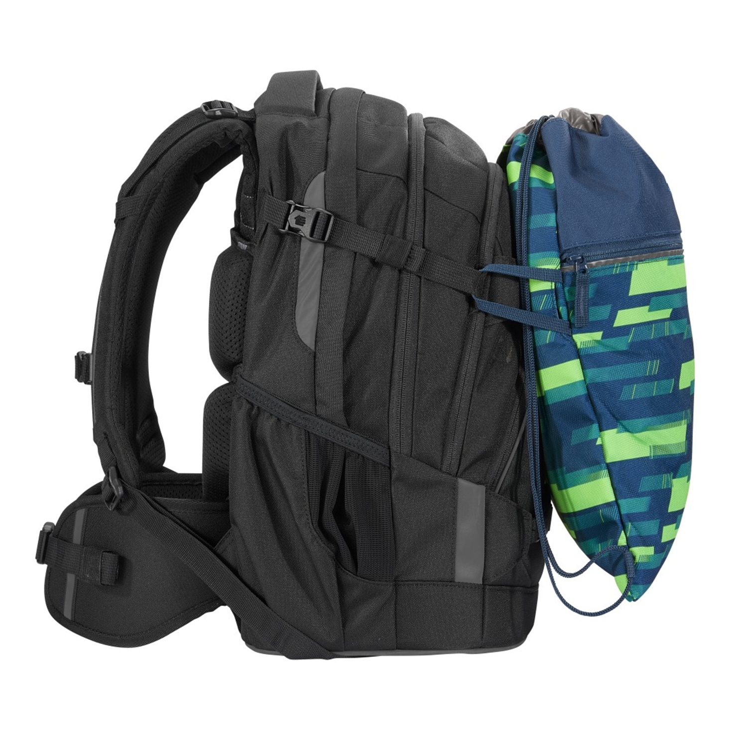 Ein schwarzer Rucksack mit Getränkehalter und abnehmbarer blau-grüner Tasche.