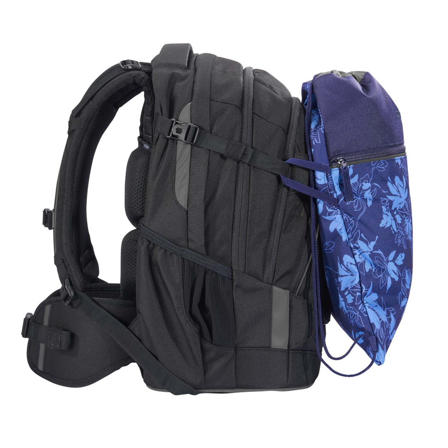 Schwarzer Rucksack mit blau-floraler Seitentasche. Der Rucksack hat mehrere Gurte und Fächer.