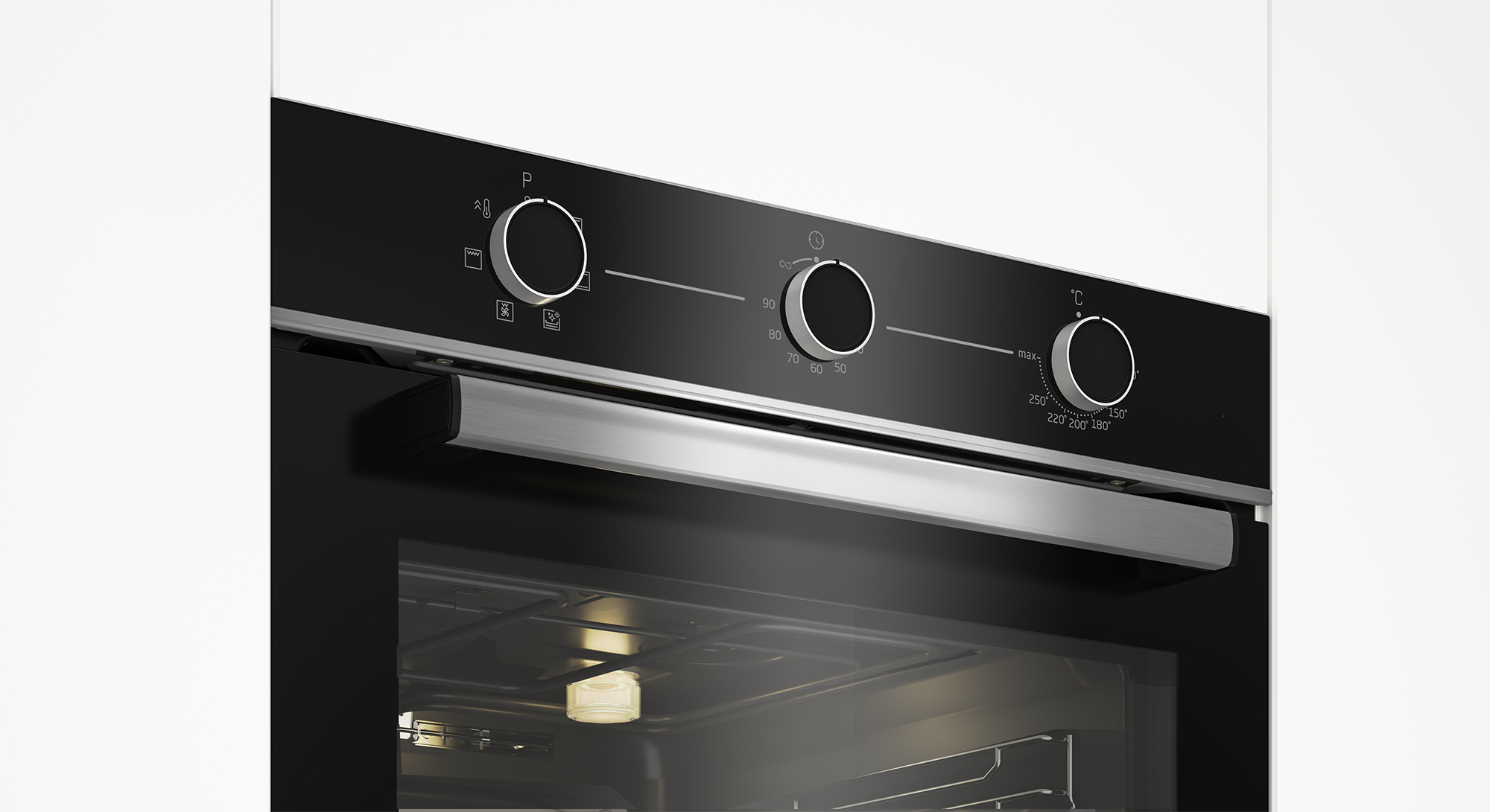 Primo piano dei comandi del forno: manopole, impostazioni della temperatura e display digitale. Superficie nera.