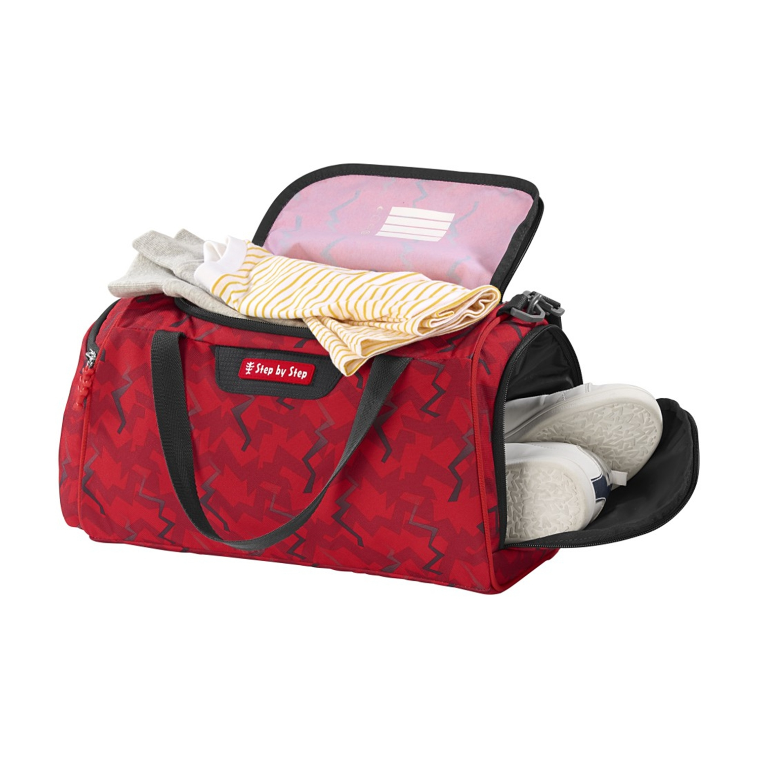 Eine rote Reisetasche mit schwarzem Besatz, geöffnet, um Kleidung und Schuhe im Inneren zu zeigen, auf weißem Untergrund.