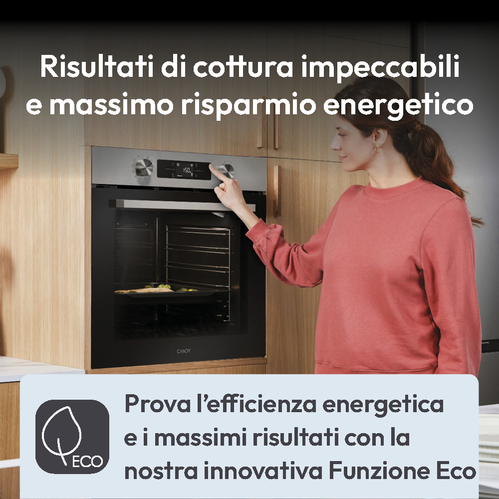 Donna interagisce con il forno. Porta del forno aperta. Testo sullo sfondo. Marchio Candy. Logo modalità Eco.