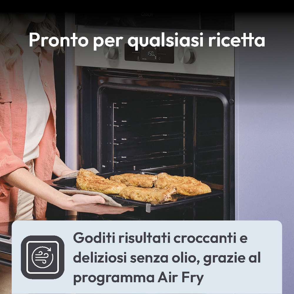 Una donna che tiene un vassoio di cibo fritto dal forno. Testo: Goditi risultati croccanti e deliziosi senza olio, grazie ad Air Fry.