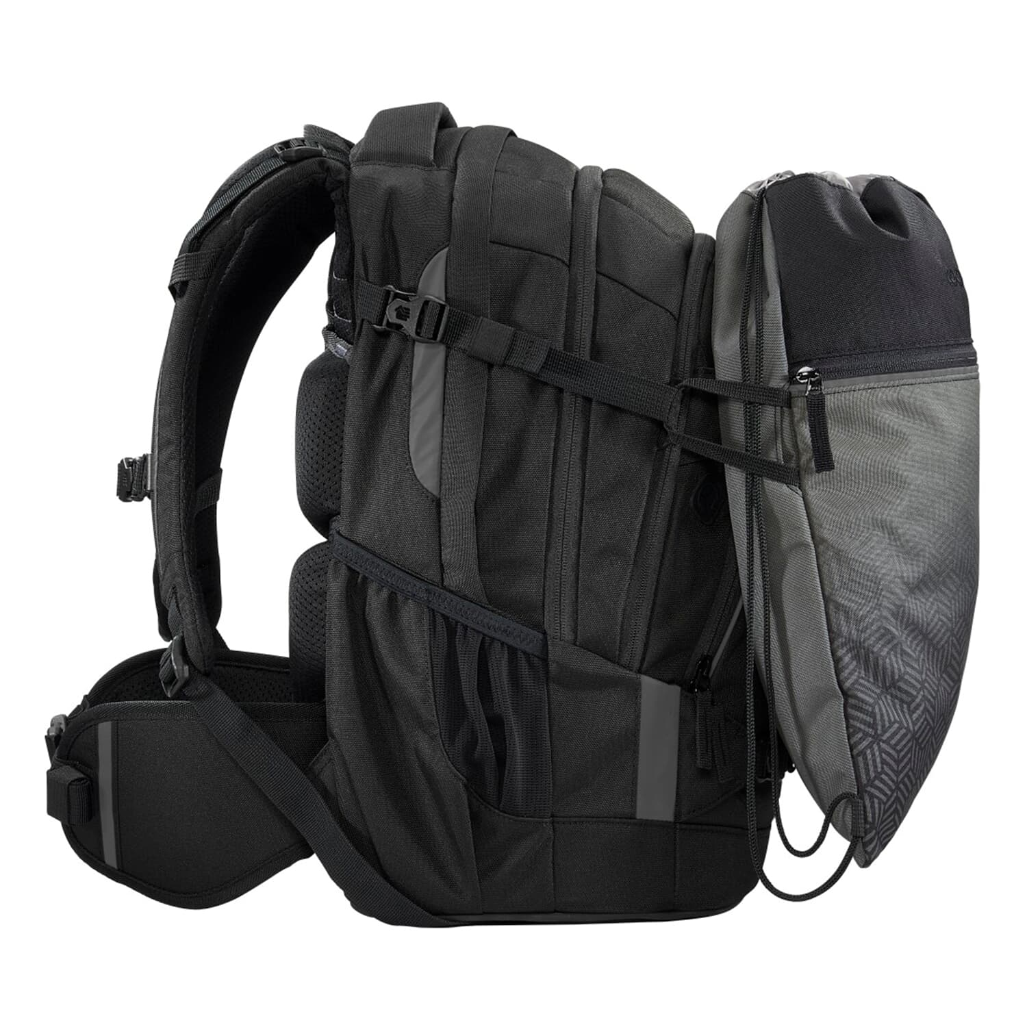Schwarzer Rucksack mit mehreren Fächern, Seitentasche und Riemen.