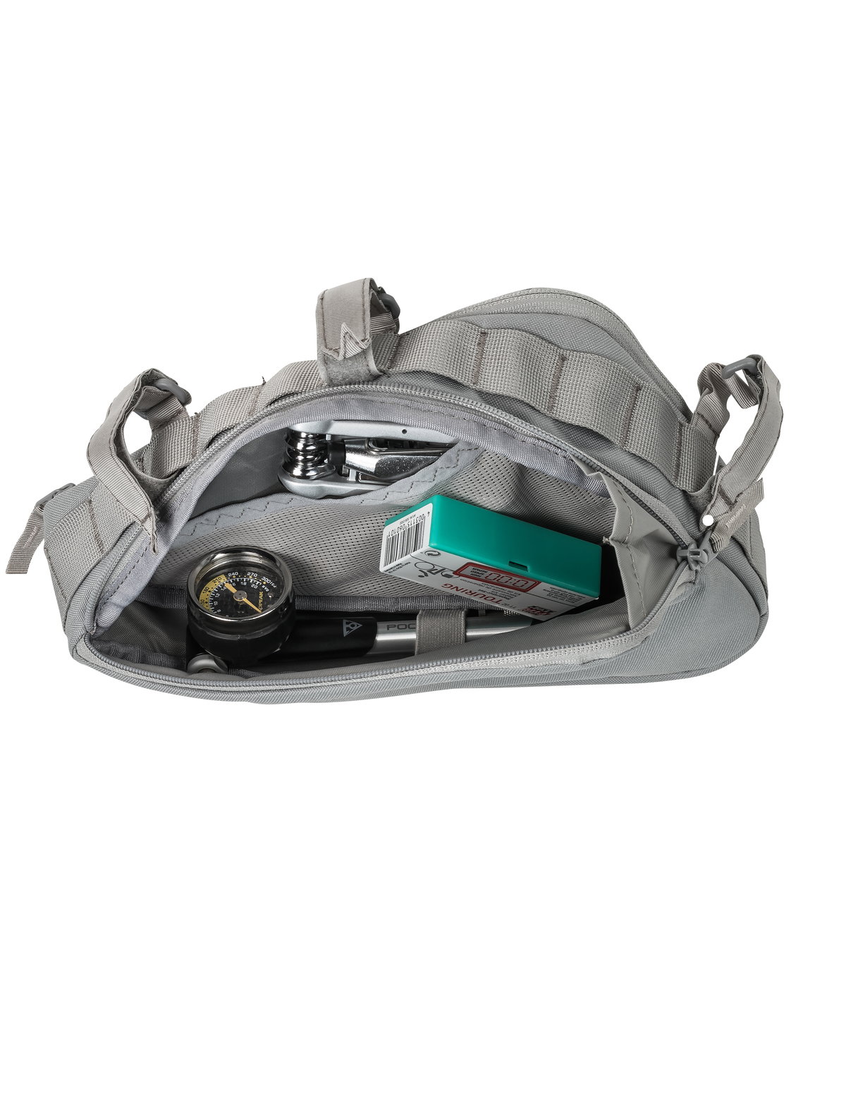 Eine offene graue Tasche mit verschiedenen Gegenständen, darunter ein Multitool und ein kleiner Verbandskasten.