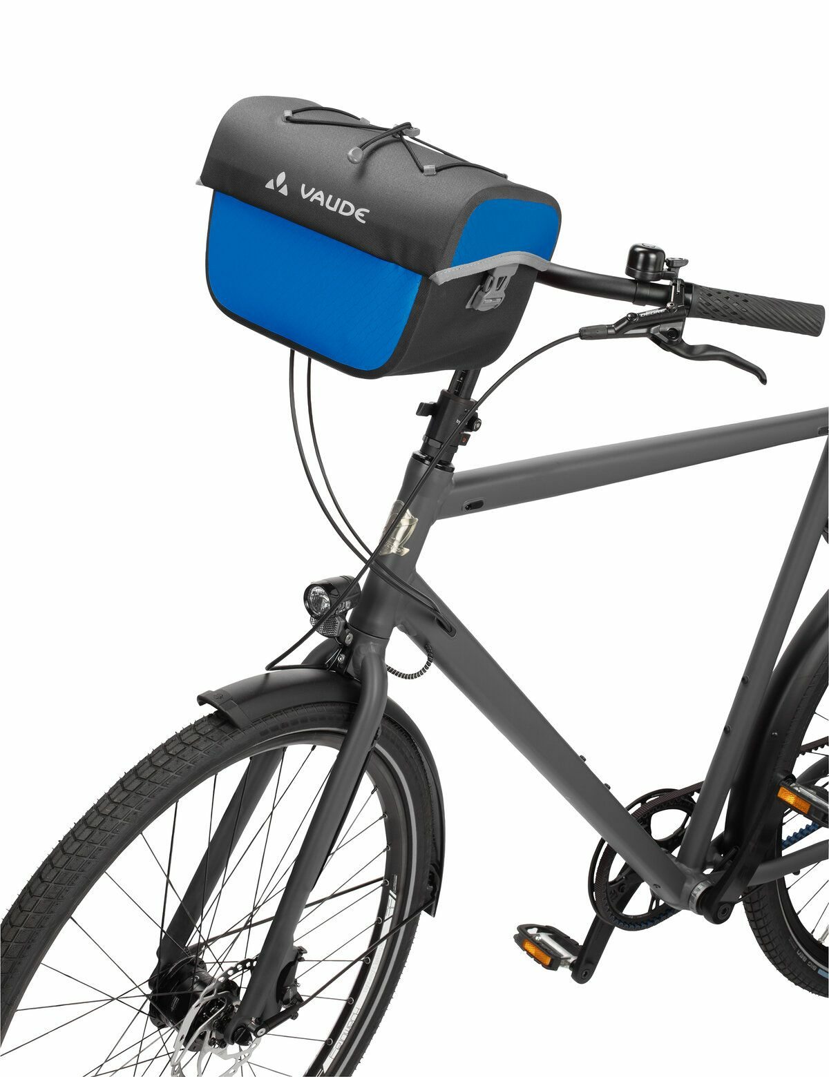 Rower ma czarno-niebieską torbę na kierownicy. Rower jest szary.